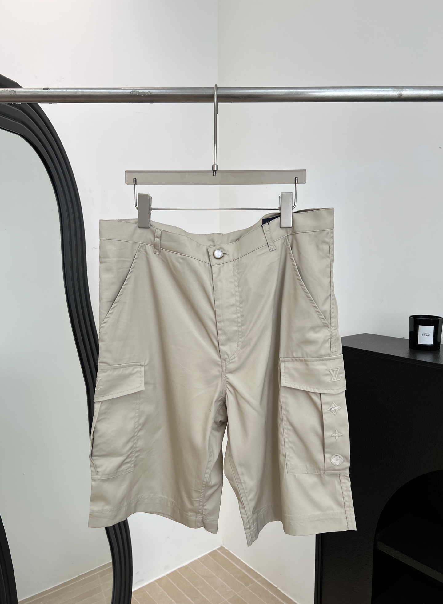 NO:739773,Men's LouisVuitton spring and summer new style straight cargo shorts, cargo pants made of fine silk and cotton blend, cargo pockets with embroidered logo, Louis Vuitton Malletier patch on the right back pocket, pearlescent button closure, Italian pockets, flap back pocket with pearlescent buttons, casual fit, size S M L XL,,louis vuitton,louis vuitton,shorts,19860909男款LouisVuitton 路易 春夏新款 直筒工装短裤、工装裤取材细腻丝棉混纺、工装口袋呈现刺绣标识、右侧后袋Louis Vuitton Malletier 贴饰、珠光纽扣开合 意式口袋、翻盖后袋配有珠光纽扣、休闲版型 码数S M L XL,,louis vuitton,louis vuitton,shorts,,Women's clothing
