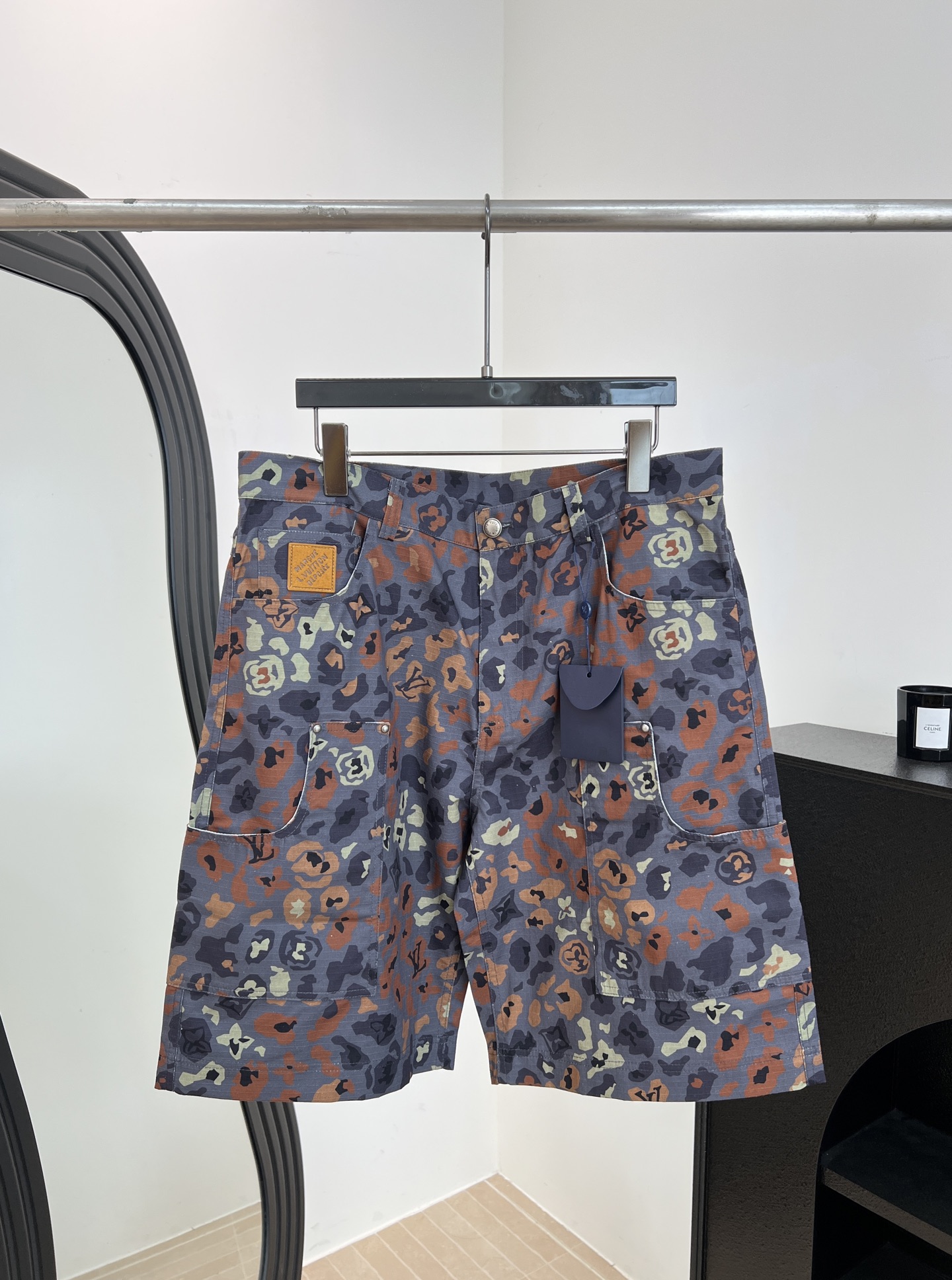 NO:739771,Men's LouisVuitton Louis spring and summer new style printed button straight shorts, blue main tone with red and purple abstract print, Pharrell Williams and Nigo jointly designed, casual version, size S M L XL,, louis vuitton, louis vuitton, shorts,19860909男款LouisVuitton 路易 春夏新款 印花纽扣直筒短裤、蓝色主调搭配红紫抽象印花、Pharrell Williams和Nigo联手设计、休闲版型 码数S M L XL,,louis vuitton,louis vuitton,shorts,,Women's clothing