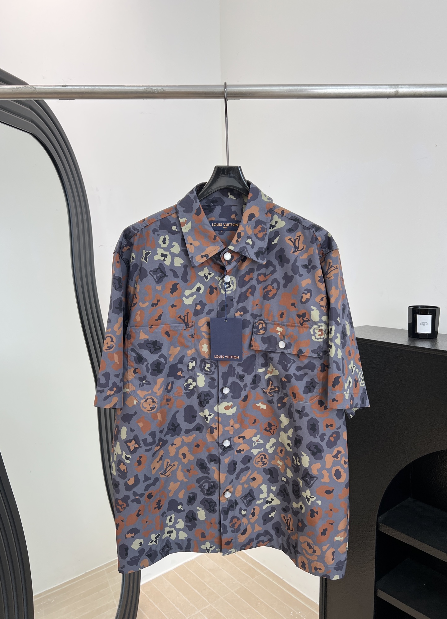 NO:739769,LouisVuitton Louis spring and summer new style printed button short-sleeved shirt, blue main tone with red and purple abstract print, embellished with LV classic Monogram, double chest pockets, Pharrell Williams and Nigo jointly designed, casual version, size S M L XL,, louis vuitton, louis vuitton, louis vuitton, T-shirt,19860909LouisVuitton 路易 春夏新款 印花纽扣短袖衬衣、蓝色主调搭配红紫抽象印花、点缀LV经典Monogram 、胸前双口袋 Pharrell Williams和Nigo联手设计、休闲版型 码数S M L XL,,louis vuitton,louis vuitton,louis vuitton,T-shirt,,Women's clothing