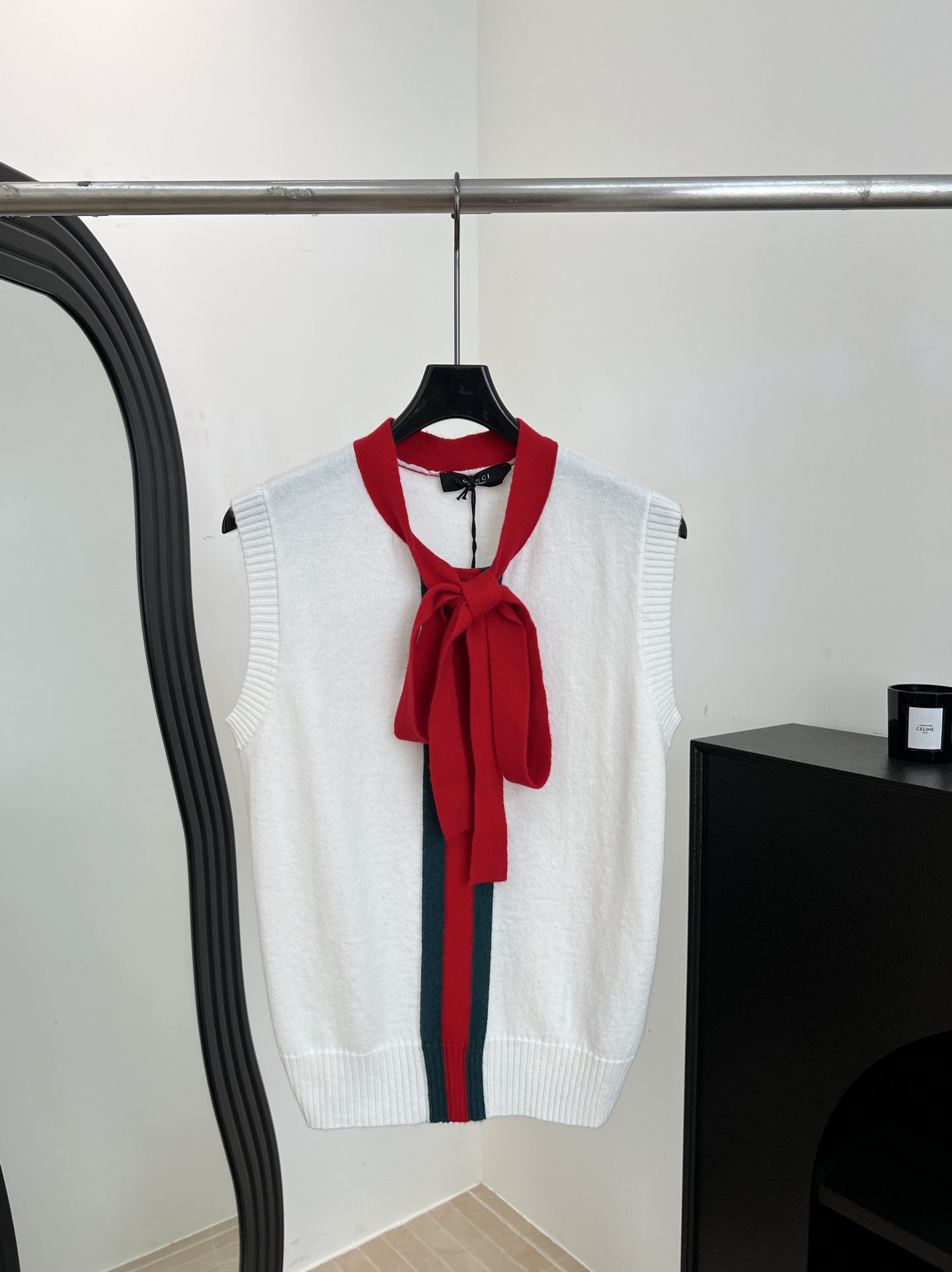 NO:739762,Gucci spring and summer new style, colorblocked college style knitted, sleeveless design, soft knitted fabric, with red ribbon, full of college style, casual fit, size S M L,,gucci,19860909Gucci 春夏新款 拼色学院风针织、无袖设计 柔软针织面料、搭配红色飘带学院风满满、休闲版型 码数S M L,,gucci,,Women's clothing