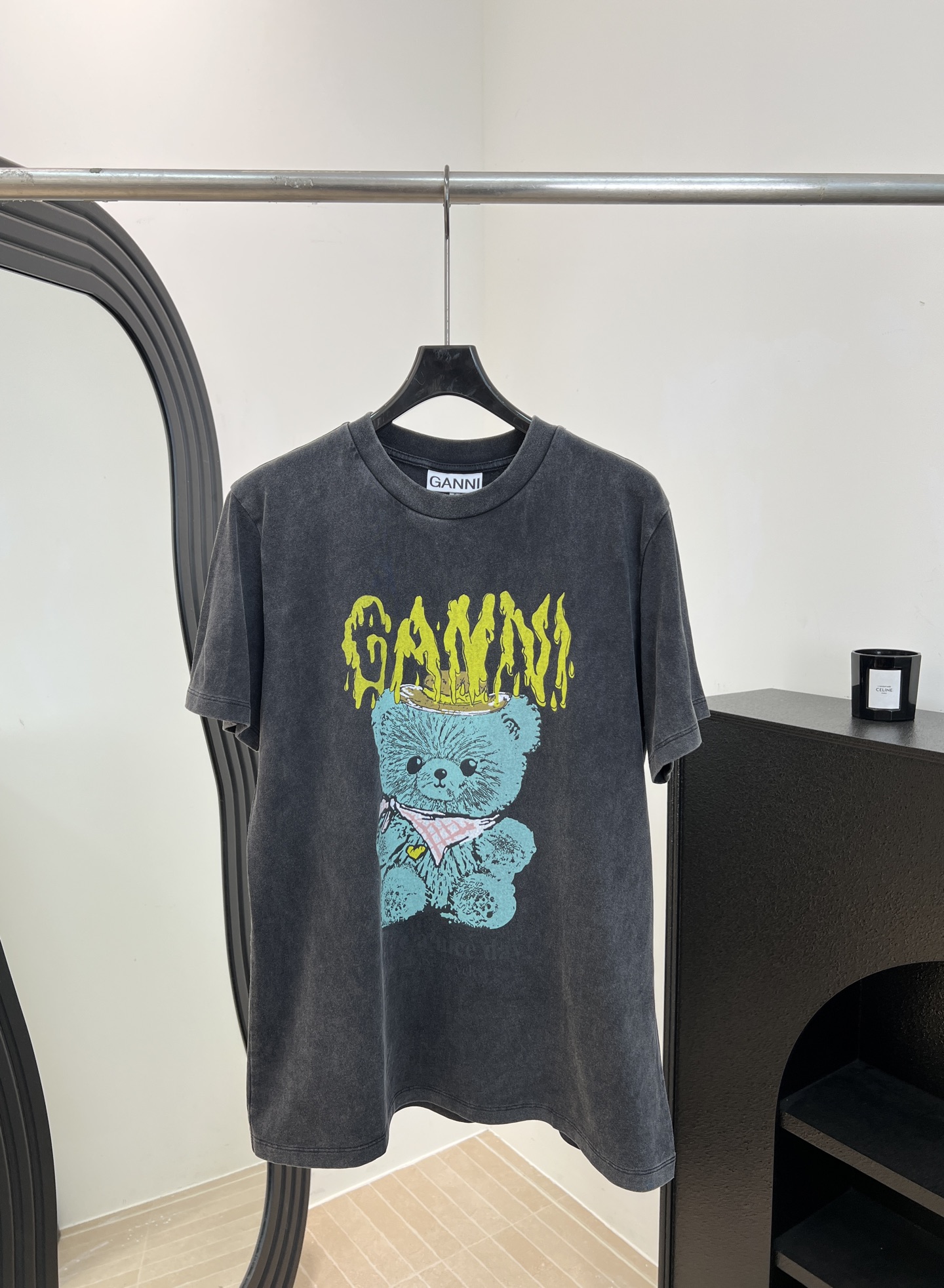 NO:748935,GANNI spring and summer new style teddy bear printed short-sleeved T-shirt, distressed craftsmanship + dark gray tone, blue teddy bear with yellow 'GANNI' words on the front, casual fit, size S M L,, T-shirt, tees, t-shirt,19860909GANNI 春夏新款 泰迪熊印花短袖T恤、做旧工艺＋深灰色调、正面蓝色泰迪熊配黄色“GANNI”字样、休闲版型 码数S M L,,T-shirt,tees，t-shirt,,Women's clothing