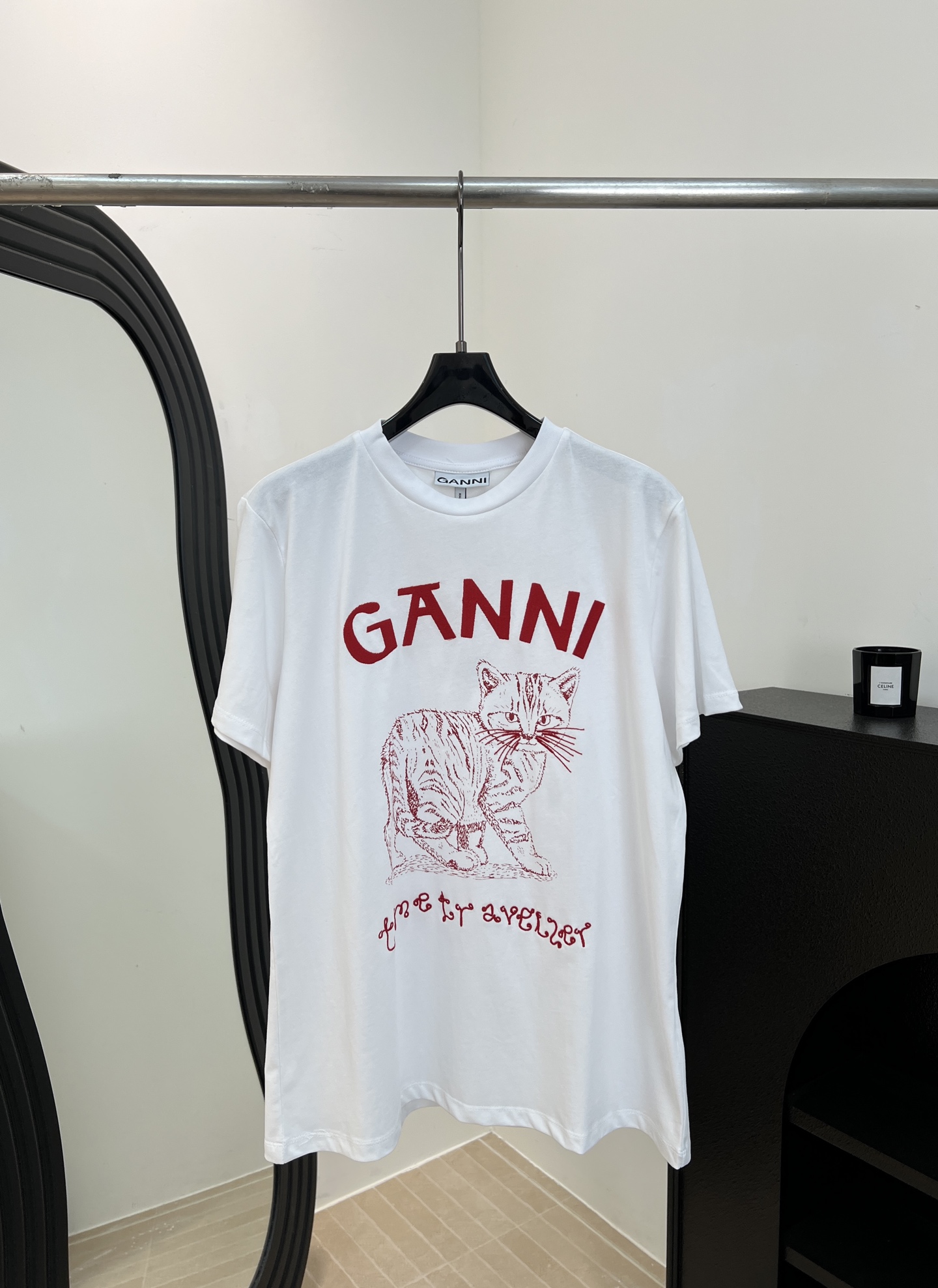 NO:748960,GANNI spring and summer new style, cat embroidered short sleeves, pure cotton material, soft and comfortable, red cat embroidery + brand letters on the front, cat whiskers are all embroidered details, casual fit, size S M L,, T-shirt,19860909GANNI 春夏新款 猫咪刺绣短袖、纯棉材质、柔软舒适、正面红色猫咪刺绣+品牌字母、猫咪胡须都是刺绣细节、休闲版型 码数S M L,,T-shirt,,Women's clothing