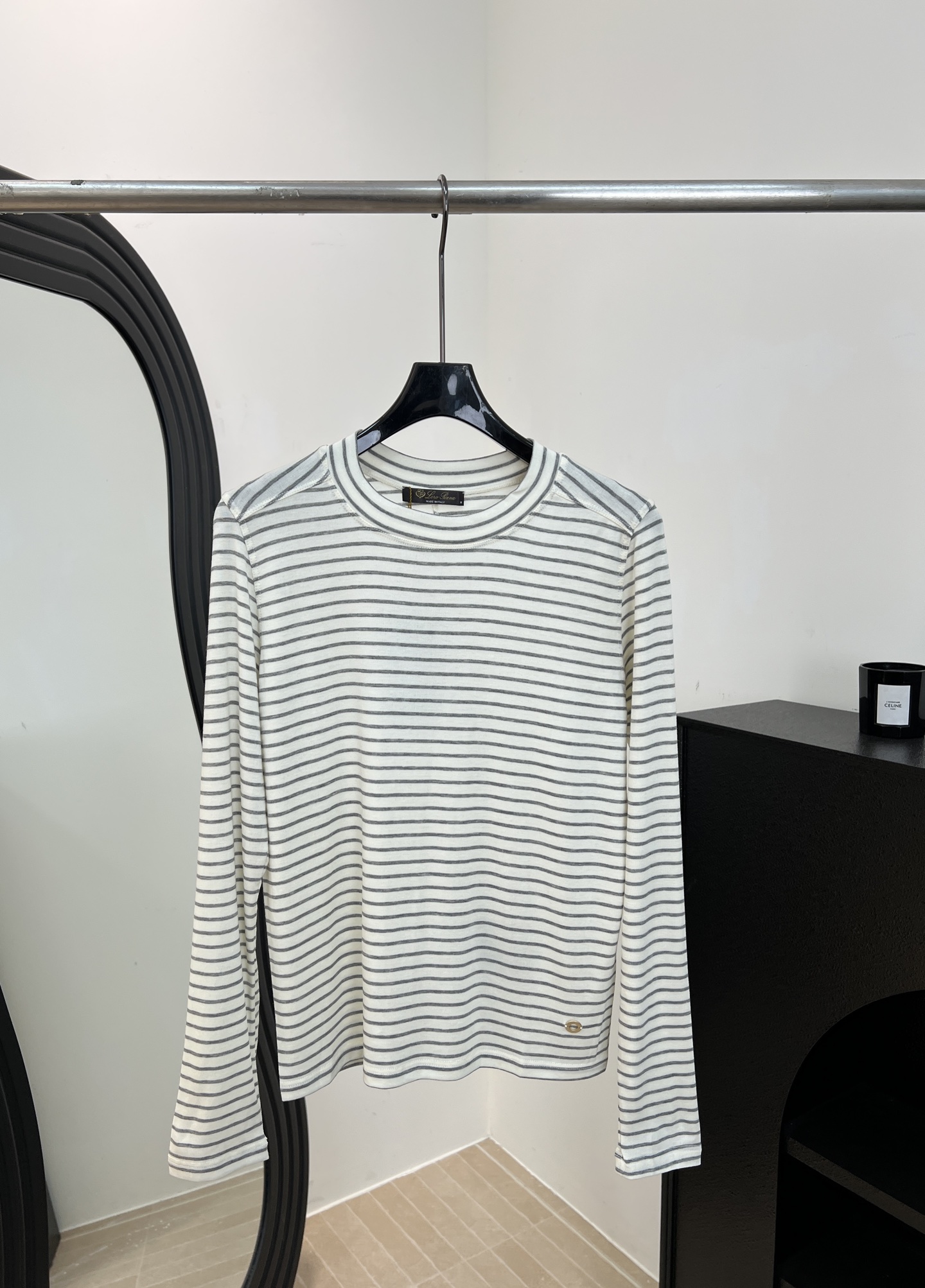 NO:748956,Loro pian* LP new spring and summer style classic cashmere blended striped sweater, classic metal ring logo on the lower left foot, cashmere Tencel blend, three-dimensional cut design with broken back panel, casual fit, stretchable size ML,,loro piana,loro piana,19860909Loro pian* LP 春夏新款 经典羊绒混纺条纹针织衫、左下脚经典金属环标志、羊绒天丝混纺、后幅破开立体剪裁设计、休闲版型、有弹力 码数ML,,loro piana,loro piana,,Women's clothing