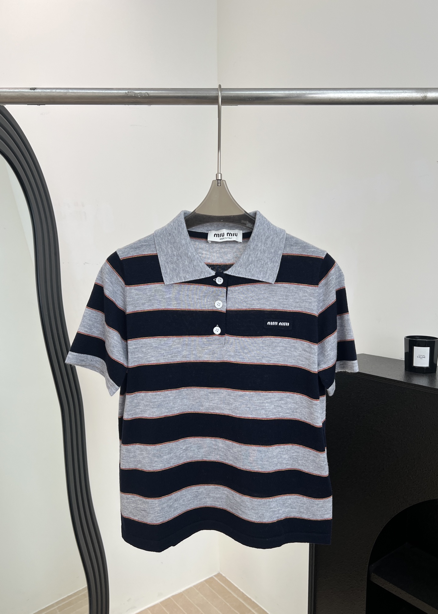 NO:748952,Miu Miu new spring and summer style striped short-sleeved Polo shirt, wool knitted fabric, navy blue wide stripes and orange thin lines embellished with retro college style, brand embroidery on the chest, thank you version size S M L,,miumiu,T-shirt,19860909Miu Miu 春夏新款 条纹短袖Polo衫、羊毛针织面料、藏蓝宽条纹橙色细线点缀复古学院风满满、胸前品牌刺绣、谢谢版型 码数S M L,,miumiu,T-shirt,,Women's clothing