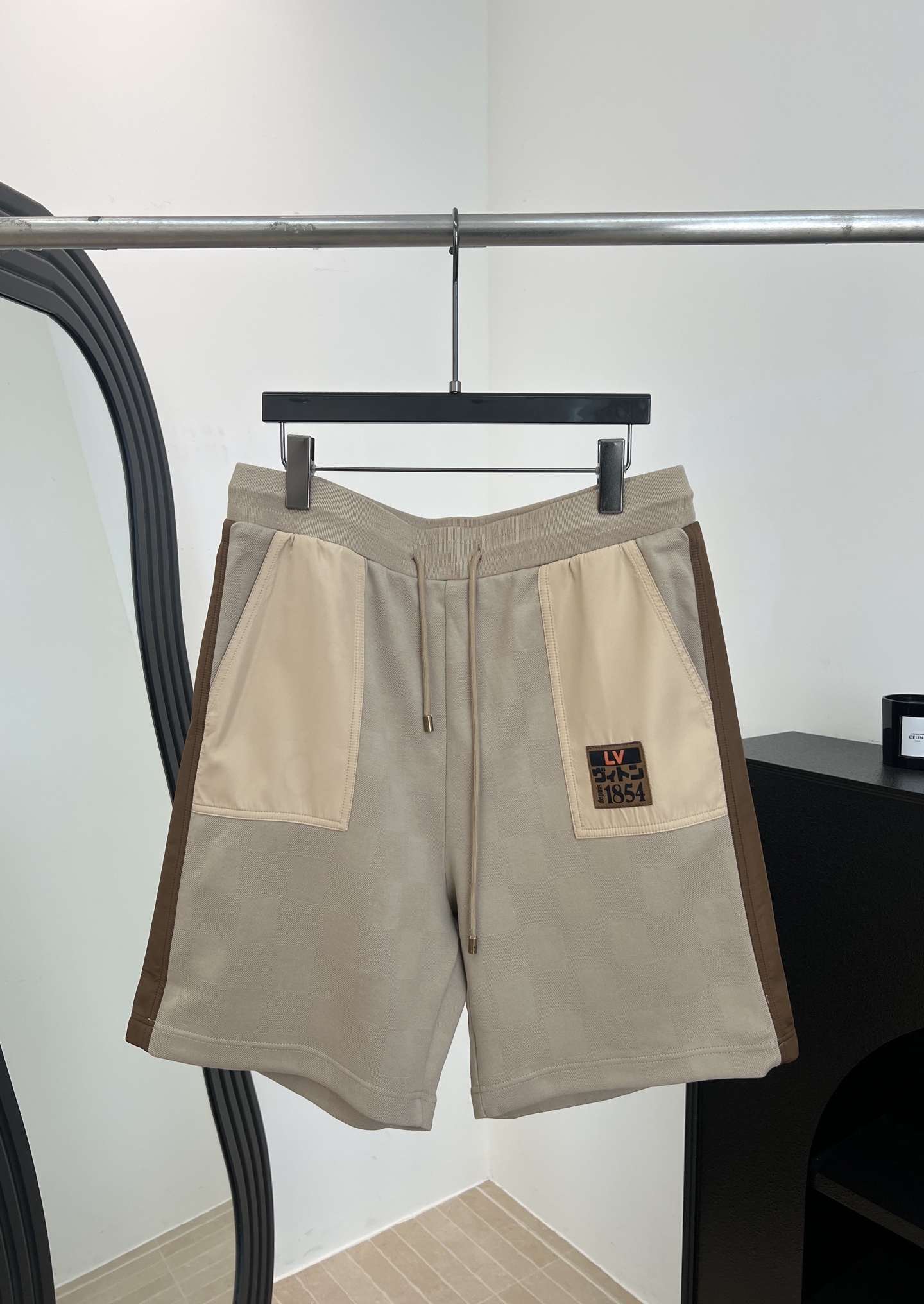 NO:748944,Men's LouisVuitton Louis spring and summer new cotton casual shorts, Damier blended piqué cotton, embedded color blocks on the sides and patch pockets, ribbed waist drawstring with metal ends, LV Japan label embroidered on the left pocket, nylon patch pocket details Size S M L XL,,louis vuitton,louis vuitton,louis vuitton,shorts,19860909男款LouisVuitton 路易 春夏新款 棉质休闲短裤、Damier 混纺珠地棉、在两侧和贴袋处嵌入色块、罗纹腰部的抽绳配有金属端头、左侧口袋绣上 LV Japan 标签、锦纶贴袋细节 码数S M L XL,,louis vuitton,louis vuitton,louis vuitton,shorts,,Women's clothing