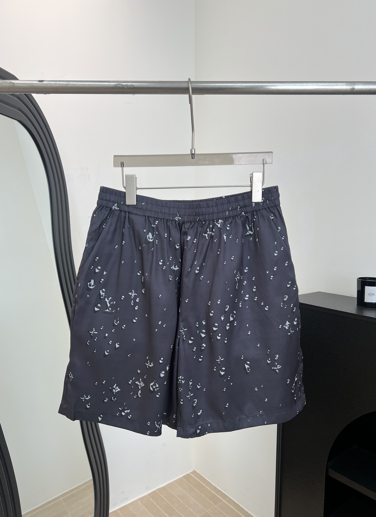 NO:748940,Men's LouisVuitton spring and summer new elastic waist raindrop printed pocket shorts, decorated with Monogram water drop pattern, comfortable elastic band design at the waist, casual fit, size S M L XL,,louis vuitton,louis vuitton,shorts,19860909男款LouisVuitton 路易 春夏新 松紧腰雨滴印花口袋短裤、并饰有Monogram 水滴图案、腰部采用舒适的松紧带设计、休闲版型 码数S M L XL,,louis vuitton,louis vuitton,shorts,,Women's clothing