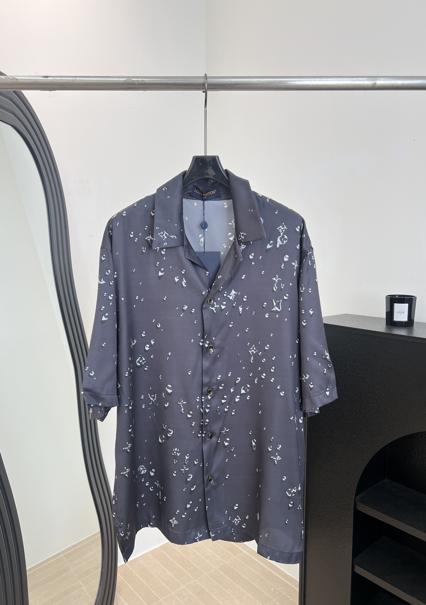 NO:748938,Men's LouisVuitton Louis spring and summer new raindrop printed short-sleeved shirt, decorated with Monogram water drop pattern, ice silk fabric is super soft, casual fit, size S M L XL,,louis vuitton,louis vuitton,shirts,T-shirt,19860909男款LouisVuitton 路易 春夏新 雨滴印花短袖衬衫、并饰有Monogram 水滴图案、冰丝面料超柔软、休闲版型 码数S M L XL,,louis vuitton,louis vuitton,shirts,T-shirt,,Women's clothing