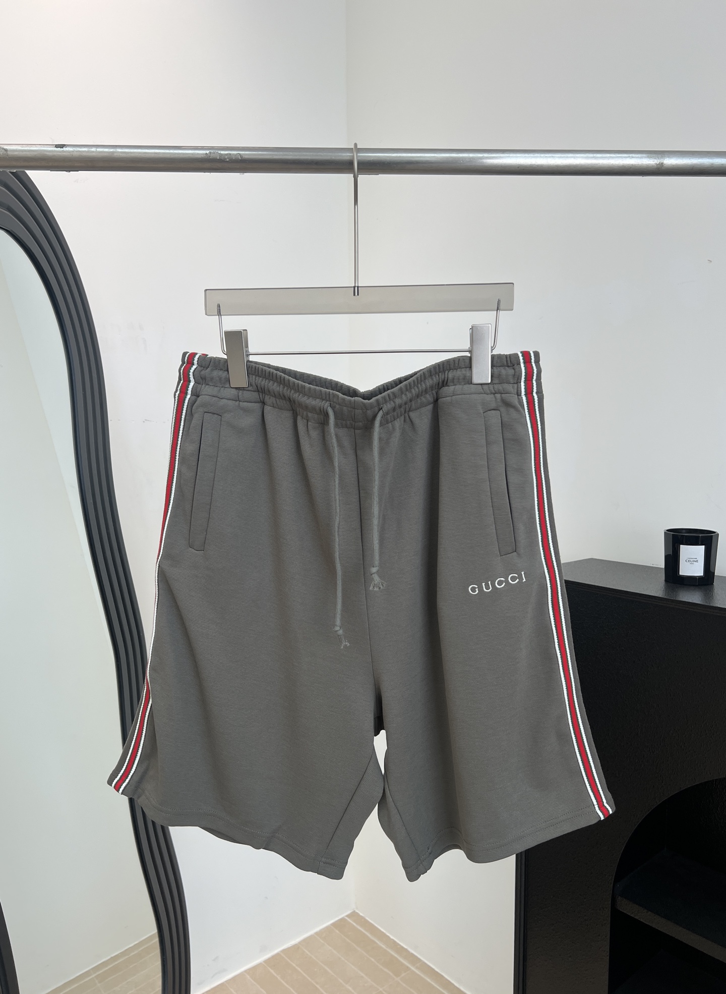 NO:748934,Men's Gucc* new spring and summer casual sports shorts. Customized military green cotton fabric, elastic elastic waistband, red webbing embellishments on both sides, brand letter logo embroidery on the pocket, same color drawstring details. Size S M L XL,,gucci,shorts,19860909男款Gucc* 春夏新款 休闲运动短裤 订制军绿棉质纯棉面料、弹力松紧带腰围、两侧红色织带点缀、袋口品牌字母logo刺绣、同色系抽绳细节 码数S M L XL,,gucci,shorts,,Women's clothing