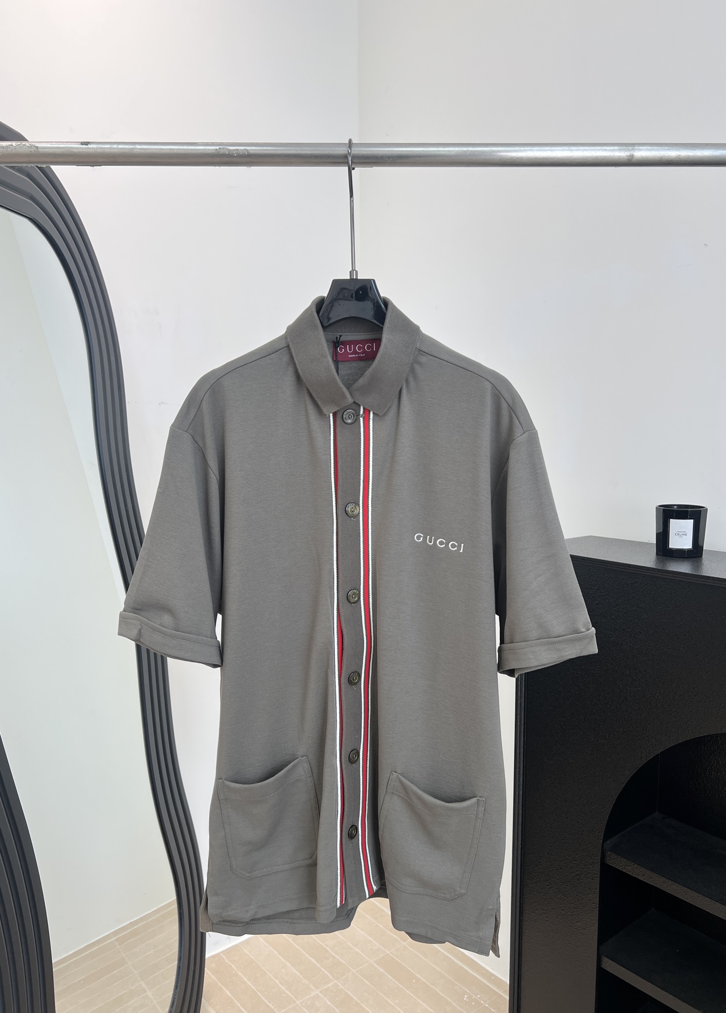 NO:748930,Men's Gucc* new spring and summer style cotton lapel short-sleeved shirt, customized military green cotton fabric, red, white and green three-color webbing embellishment on the front, brand letter logo embroidery, button placket, patch pocket design, casual fit, size S M L XL,, gucci, T-shirt,19860909男款Gucc* 春夏新款 棉质翻领短袖衬衣、订制军绿棉质纯棉面料、正面红白绿三色织带点缀、品牌字母logo刺绣、纽扣开合门襟、贴布口袋设计、休闲版型 码数S M L XL,,gucci,T-shirt,,Women's clothing