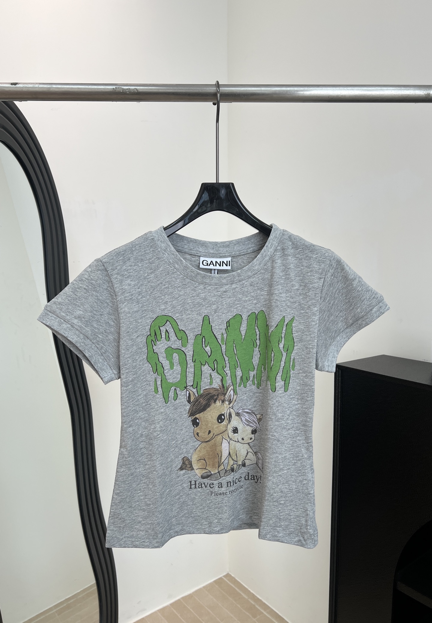 NO:751978,GANNI Spring and Summer New Year of the Horse limited pony print T-shirt, gray cotton fabric, green graffiti font + cartoon pony pattern on the front, casual fit, size S M L,, tees, t-shirt,19860909GANNI 春夏新款 马年限定小马印花T恤、灰色棉质面料、正面绿色涂鸦字体+卡通小马图案、休闲版型 码数S M L,,tees，t-shirt,,Women's clothing