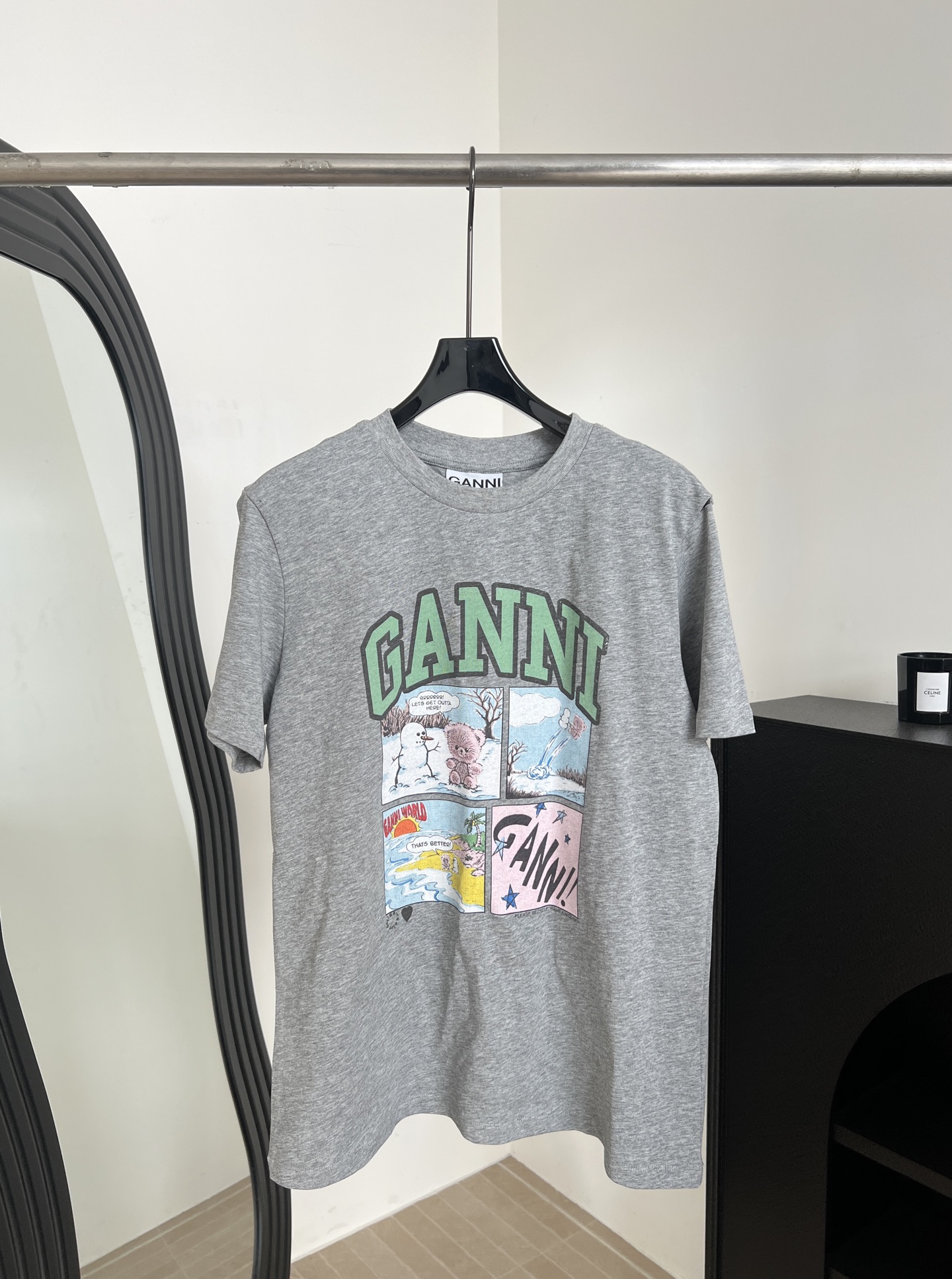 NO:751972,Ganni spring and summer new style landscape four-square short-sleeved T-shirt, pure cotton material is soft and comfortable, black background + colorful comic print, casual version, size S M L,, T-shirt,19860909Ganni 春夏新款 风景四宫格短袖T、纯棉材质柔软舒适、黑色底色+彩色漫画印花、休闲版型 码数S M L,,T-shirt,,Women's clothing