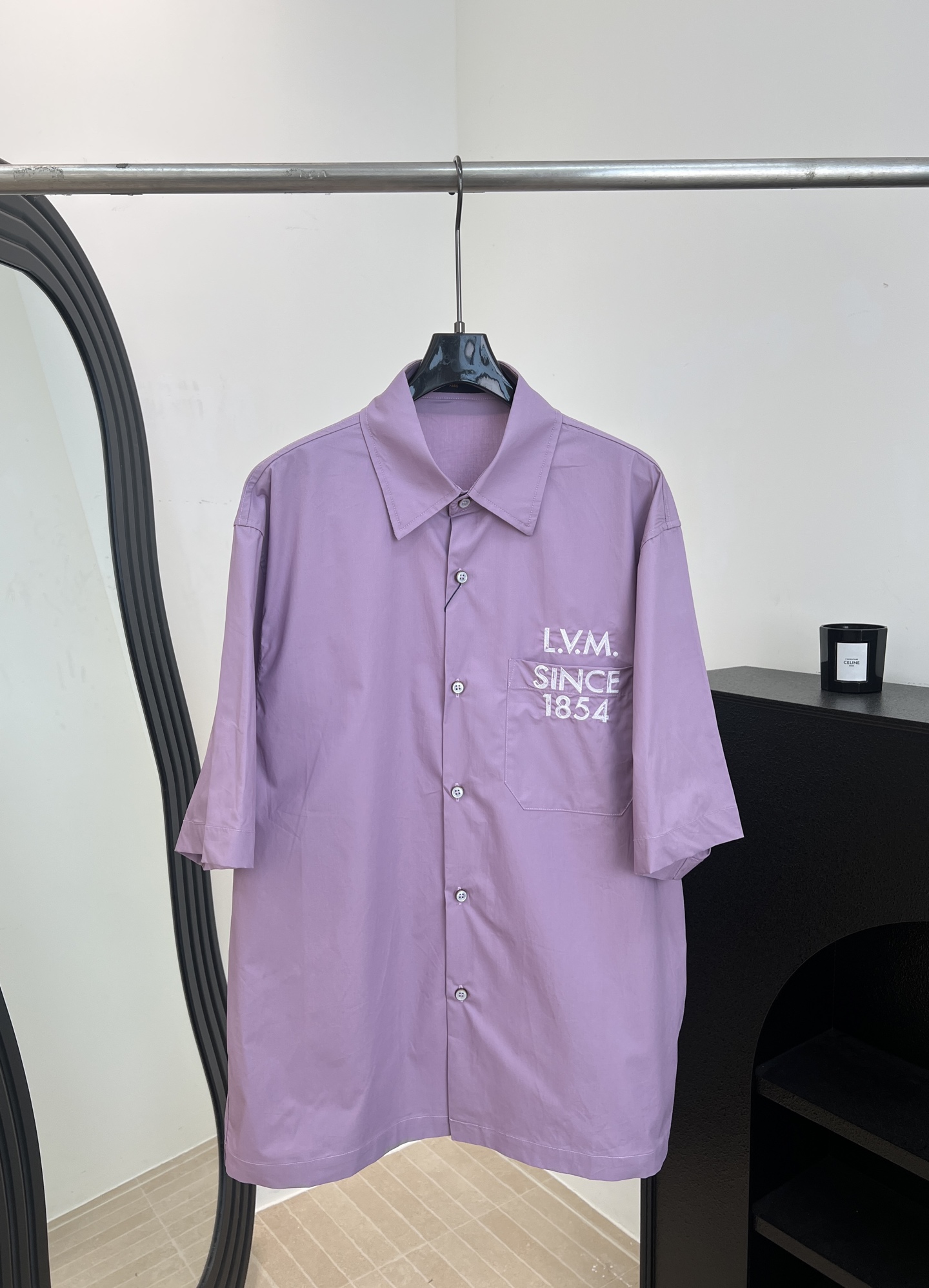 NO:751960,LouisVuitton Louis spring and summer new cotton lapel short-sleeved shirt, embroidered body logo chest pocket, 1854 iconic elements, standard version pearlescent button front, casual style, size S M L XL,, louis vuitton, louis vuitton, T-shirt,19860909LouisVuitton 路易 春夏新款 棉质翻领短袖衬衣、刺绣体标识栖身胸袋、1854标志性元素、标准版型珠光纽扣前襟、休闲款式 码数S M L XL,,louis vuitton,louis vuitton,T-shirt,,Women's clothing