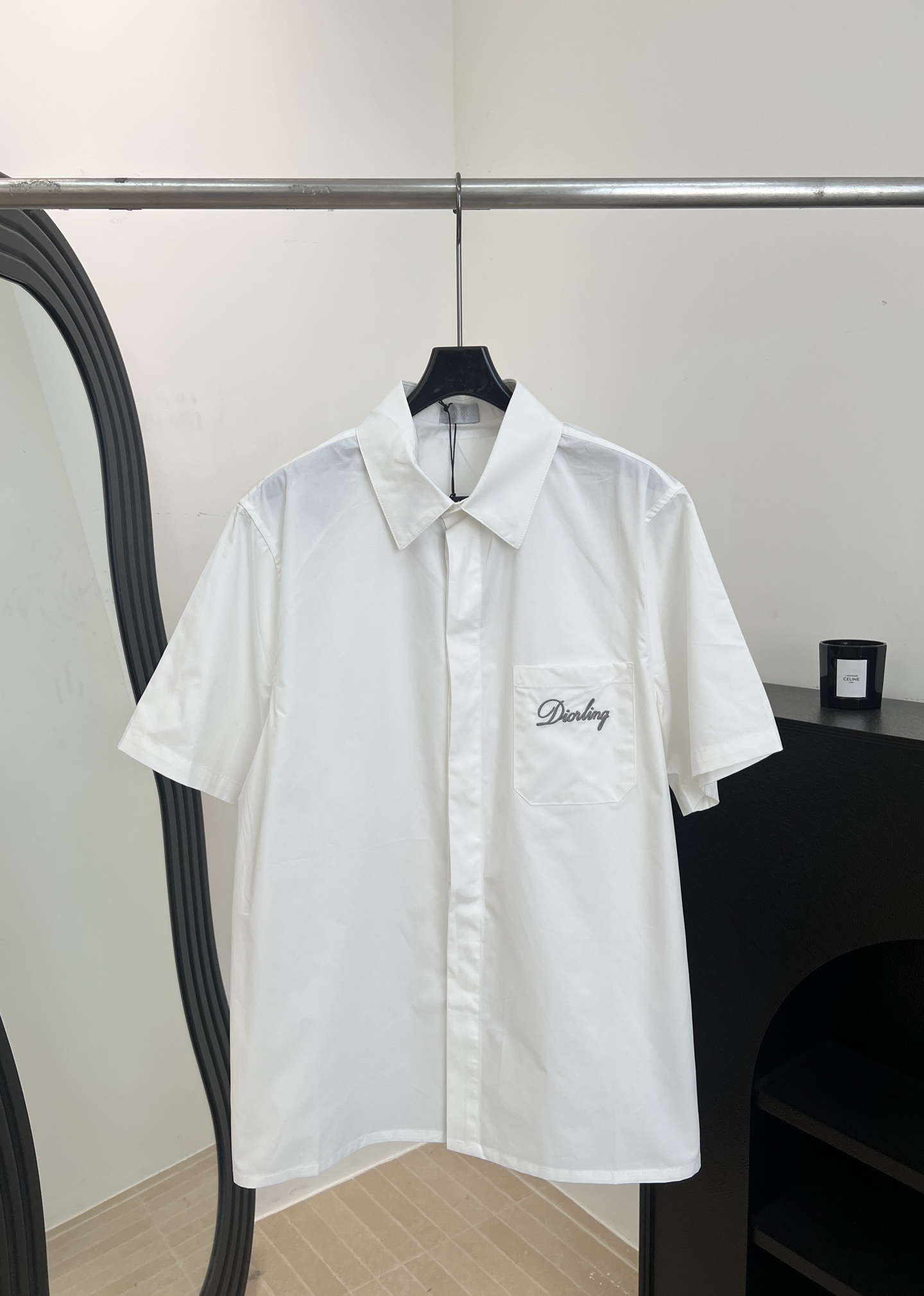 NO:751958,Dio* spring and summer new style knitted lapel long-sleeved shirt, white cotton blend fabric, embroidered Dior letters on the chest pocket, hidden button placket, brand logo buttons of the same color, straight hem classic fit Size S M L XL,, dior,19860909Dio* 春夏新款 针织翻领长袖衬衣、白色棉质混纺面料、胸前口袋饰Dior 字母刺绣、隐藏式纽扣开合门襟、品牌标志同色系纽扣、直筒底边经典版型剪裁 码数S M L XL,,dior,,Women's clothing