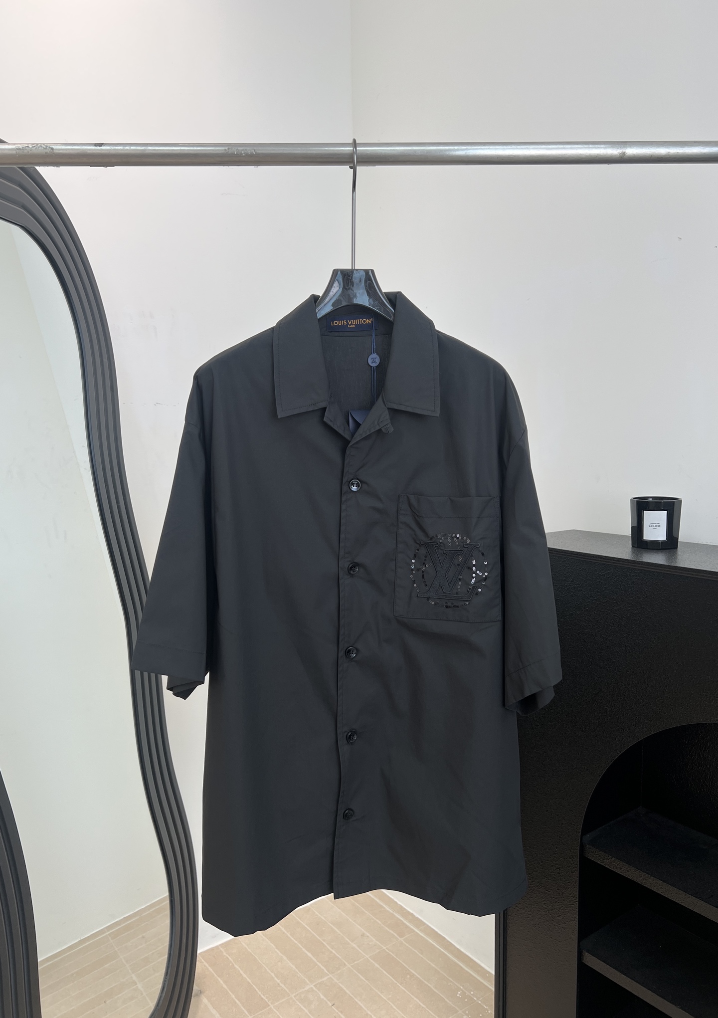 NO:751956,LouisVuitton Louis spring and summer new style knitted lapel cotton short-sleeved shirt, one-sided patch pocket on the chest, with brand letter embroidery and beading, comfortable cotton fabric, black lettering button placket, loose fit, size S M L XL,,louis vuitton,louis vuitton,T-shirt,19860909LouisVuitton 路易 春夏新款 针织翻领棉布短袖衬衣、前胸单侧贴布口袋、搭配品牌字母刺绣和串珠、舒适棉质面料、黑色刻字钮扣开合门襟、宽松版型 码数S M L XL,,louis vuitton,louis vuitton,T-shirt,,Women's clothing