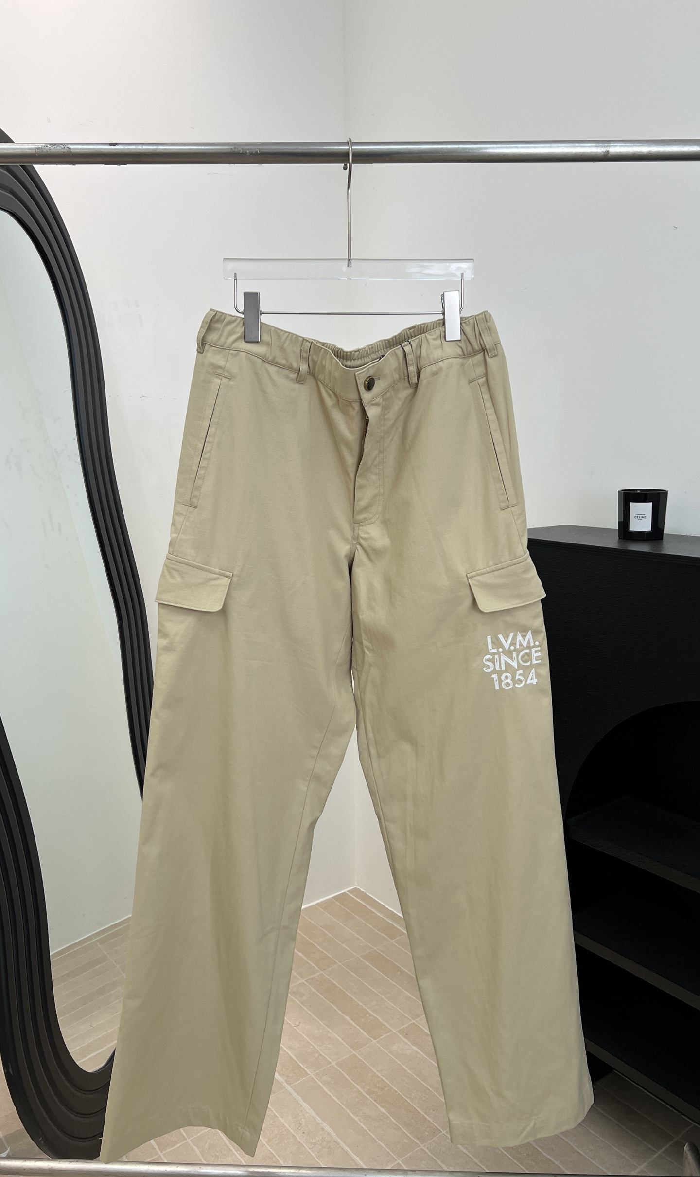 NO:751574,Men's LouisVuitton Louis spring and summer new style cotton straight overalls with flap pockets, signature embroidered on the left leg, classic beige tone elastic back strap, two flap pockets on the legs, casual fit, size S M L XL,, louis vuitton, louis vuitton,19860909男款LouisVuitton 路易 春夏新款 翻盖口袋纯棉直筒工装裤、左腿上绣有签名、采用经典米色调背部紧带弹性、腿部有两个翻盖口袋、休闲版型 码数S M L XL,,louis vuitton,louis vuitton,,Women's clothing