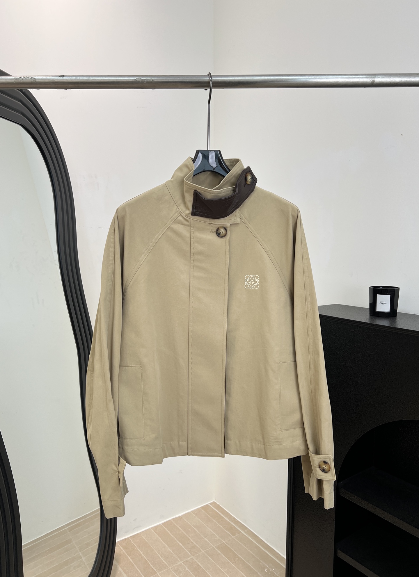 NO:752538,Loewe's new spring and summer khaki short windbreaker, made of high-quality cotton fabric, leather stitching stand-up collar, short umbrella silhouette, baby doll design on the back with a super layered feel, casual fit, size S M L,,loewe,19860909Loewe 春夏新款 卡其色短款风衣、采用高品质棉质面料、皮革拼接立领、短款伞版廓形、背后娃娃衫设计超有层次感、休闲版型 码数S M L,,loewe,,Women's clothing