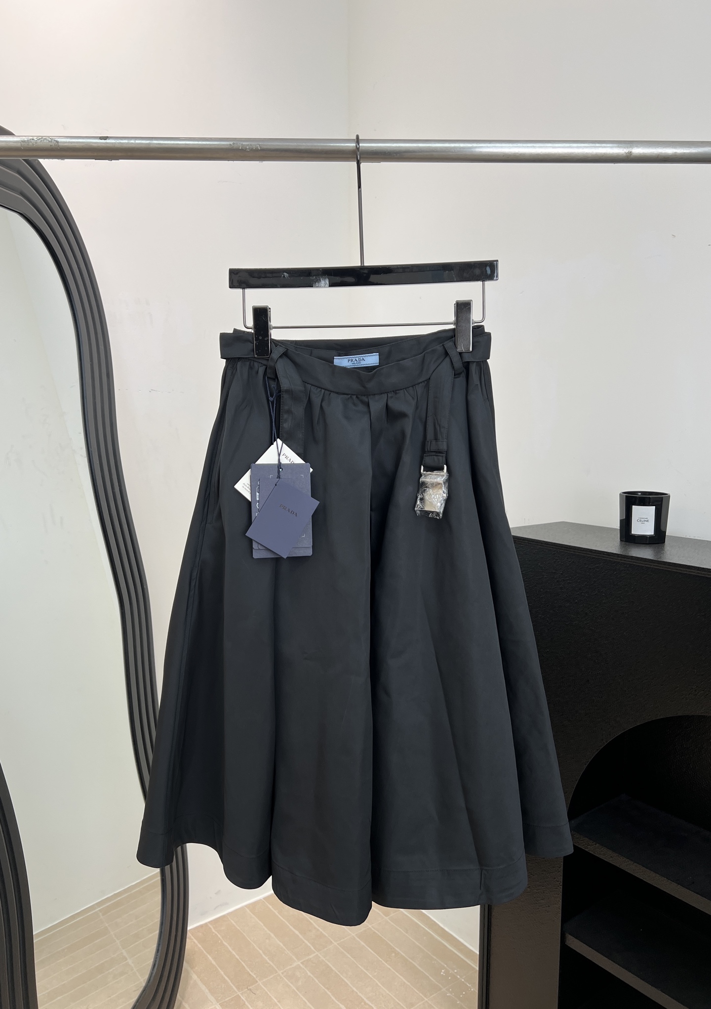 NO:752540,PRADA's new spring and summer style, solid color pleated nylon skirt, drapey fabric + large-swing umbrella skirt design, high-waist tailoring to modify the waistline with metal belt, casual fit, size S M L,, prada, skirts,19860909PRADA 春夏新款 纯色褶皱尼龙裙、垂坠感面料+大摆伞裙设计、高腰剪裁修饰腰线搭配金属腰带、休闲版型 码数S M L,,prada,skirts,,Women's clothing