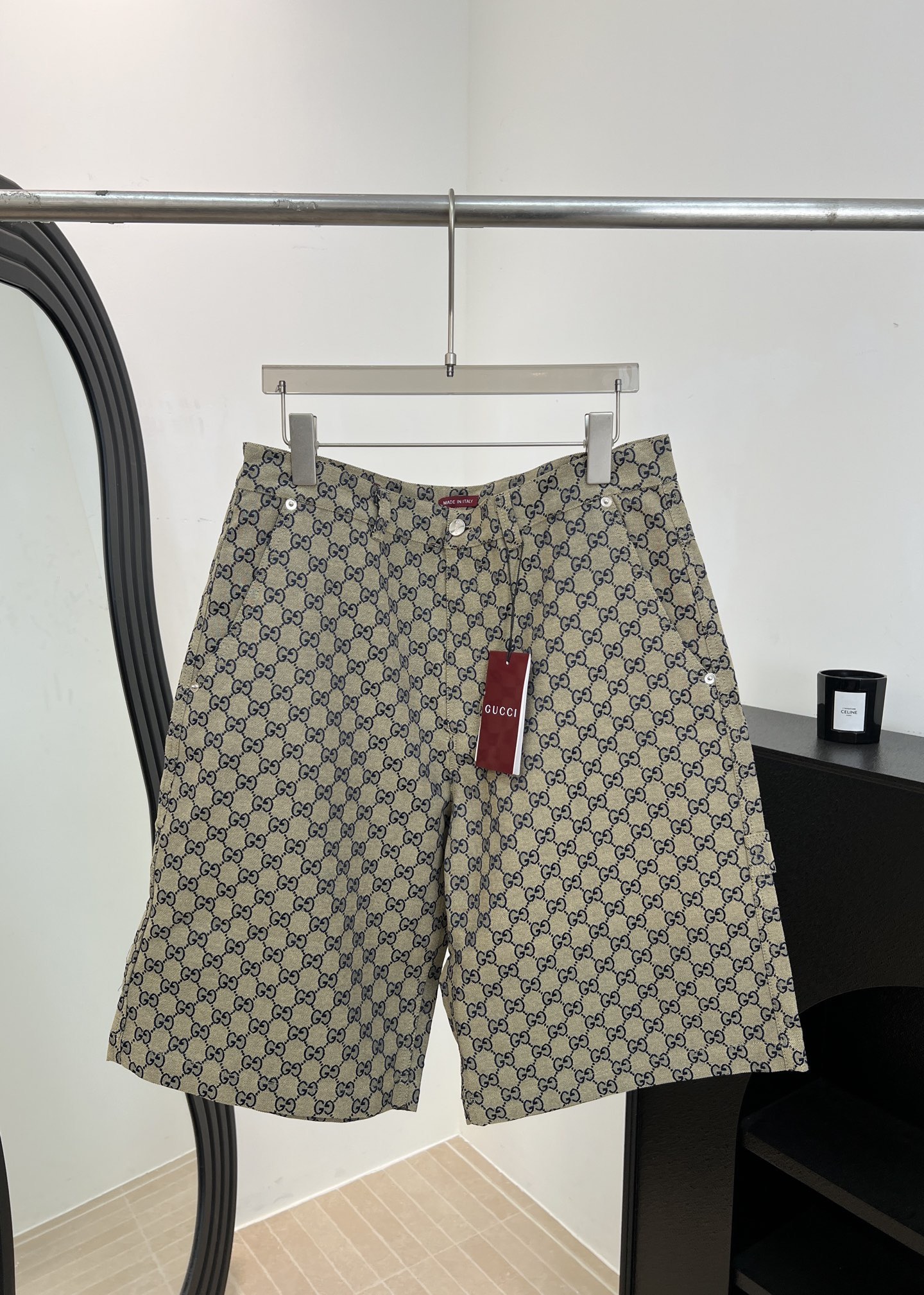NO:751580,Men's Gucci spring and summer new style straight embossed casual shorts, custom cotton jacquard fabric, classic brand double logo jacquard, rear symmetrical patch pockets, original lettering hardware accessories, belt loop side curved pockets Size S M L XL,,gucci,shorts,19860909男款Gucci 春夏新款 直筒压花休闲短裤、订制棉质提花面料、经典品牌双glogo 提花、后对称贴布口袋、原版刻字五金辅料、腰带环侧面弧形口袋 码数S M L XL,,gucci,shorts,,Women's clothing