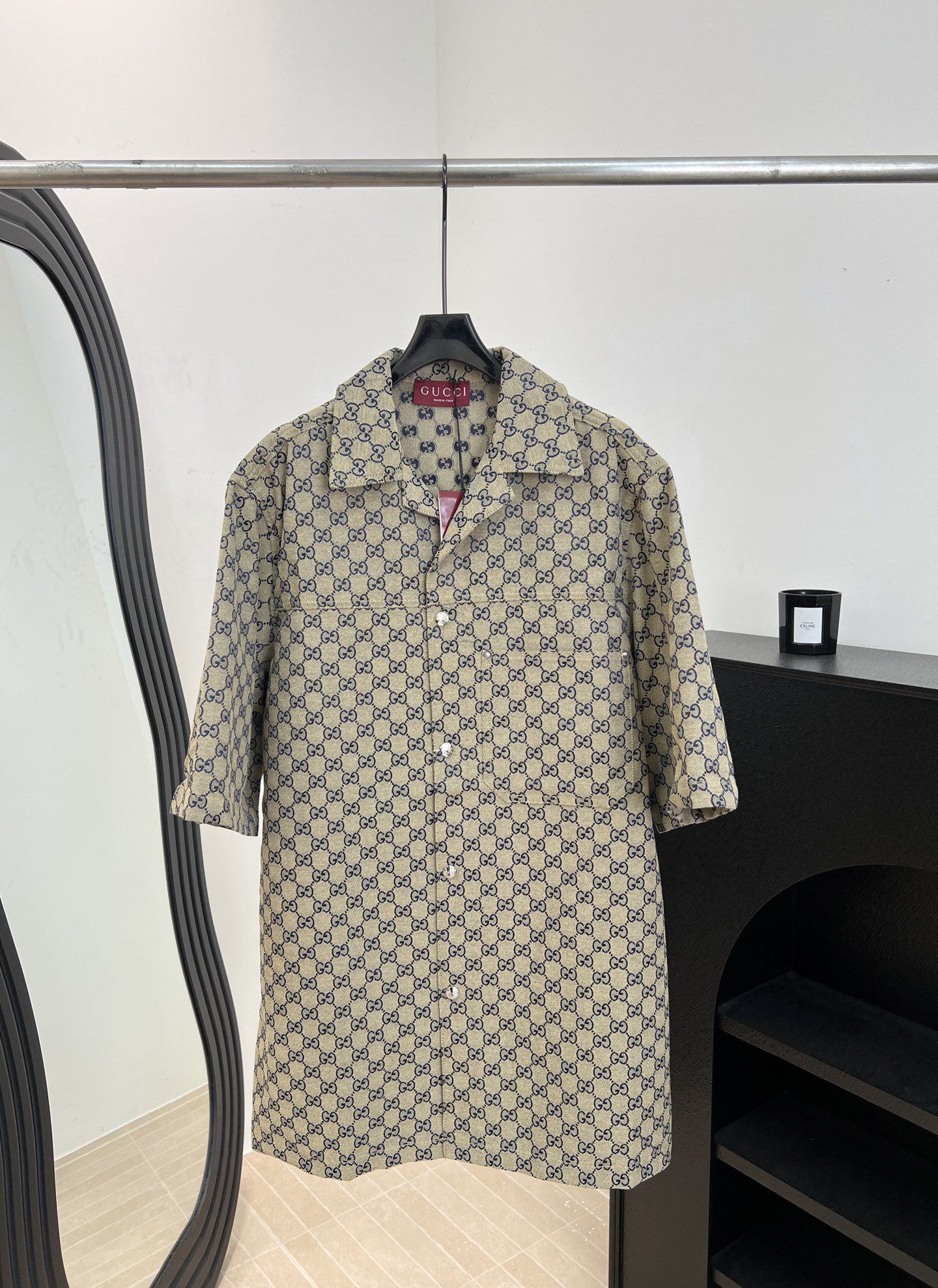 NO:751577,Men's Gucci spring and summer new style Double G jacquard short-sleeved shirt, customized classic jacquard fabric, button placket, front chest patch pocket, pocket metal spike decoration, classic double G interlocking logo all over, open design at the hem, loose fit, size S M L XL,, gucci, T-shirt,19860909男款Gucci 春夏新款 双G提花短袖衬衣、定制经典提花面料、纽扣开合门襟、前胸贴布口袋、袋口金属小钉装饰、满身经典双G互扣logo、下摆处开口设计、宽松版型 码数S M L XL,,gucci,T-shirt,,Women's clothing