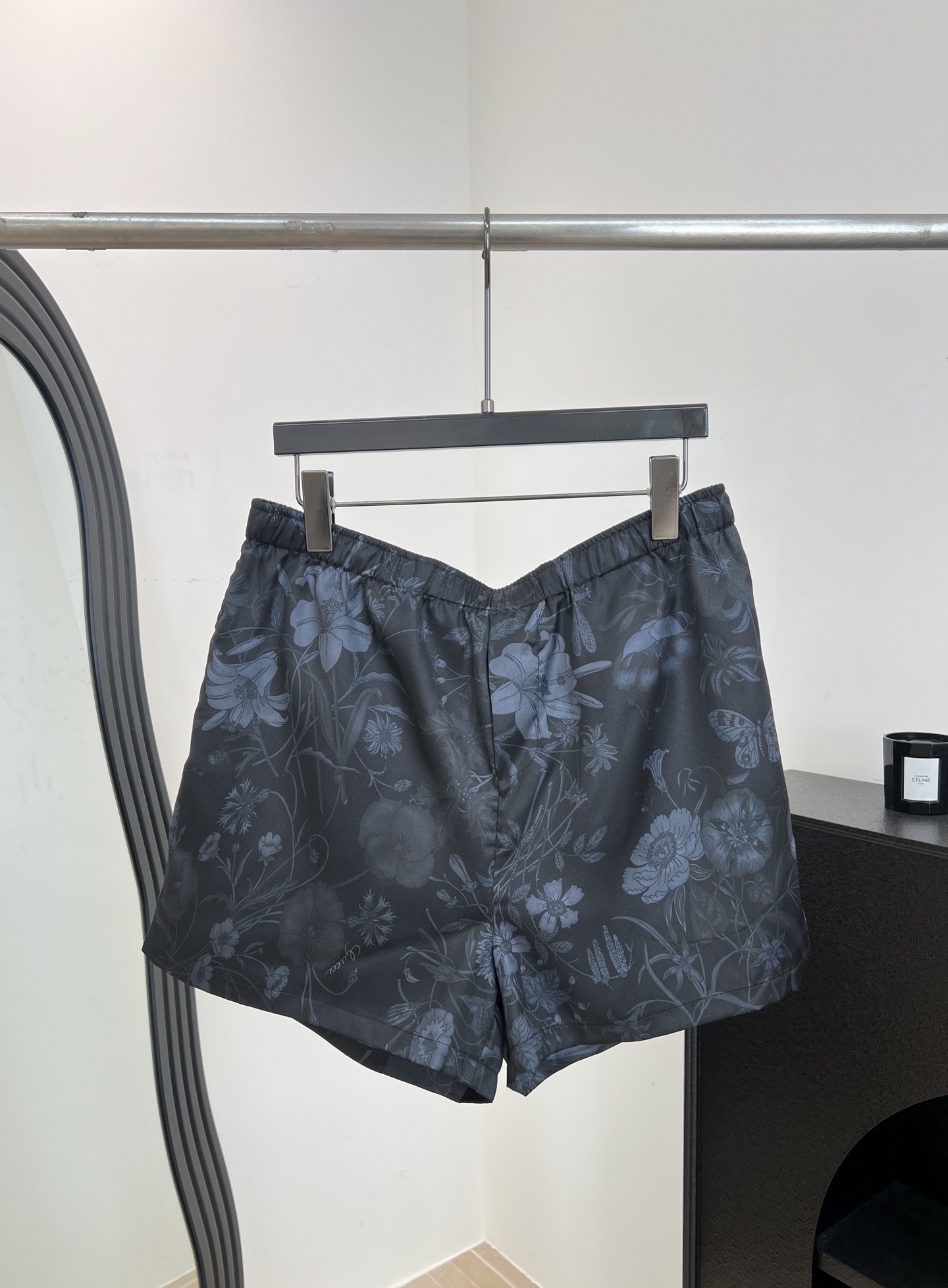 NO:753024,Men's Gucci new spring and summer style silk printed casual shorts, base color with floral pattern print, elastic waist design, fabric feels smooth, casual fit, size S M L XL,,gucci,shorts,19860909男款Gucci 春夏新款 丝质印花休闲短裤、底色配花卉图案印花、松紧腰设计面料触感柔滑、休闲版型 码数S M L XL,,gucci,shorts,,Women's clothing