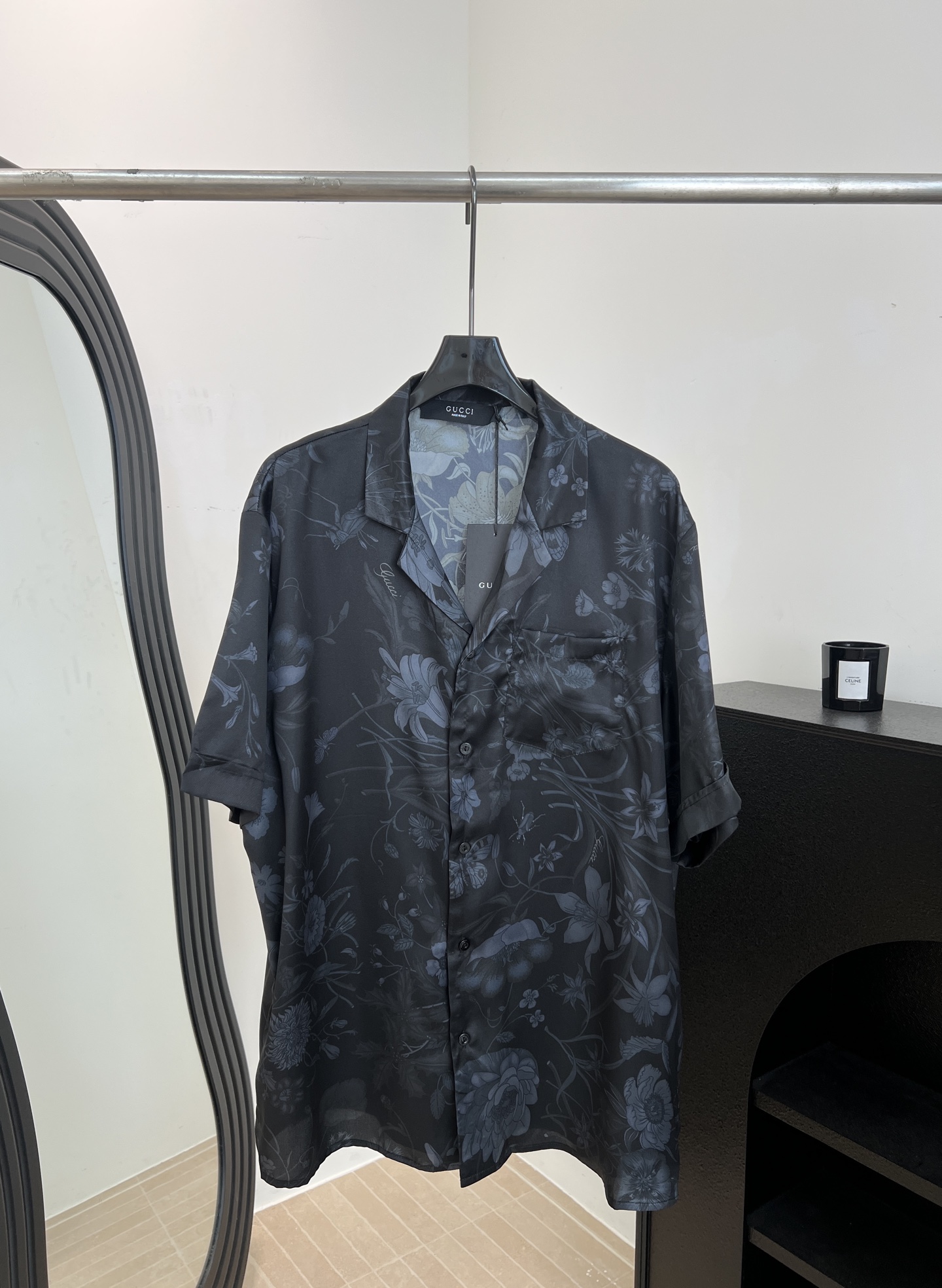 NO:753021,Men's Gucci new spring and summer style, silk printed casual short-sleeved shirt, Cuban collar, dark gray flower pattern, light and smooth fabric, casual fit, size S M L XL,,gucci,shirts,T-shirt,19860909男款Gucci 春夏新款 丝质印花休闲短袖衬衫、古巴领深灰色调花朵图案、面料轻薄顺滑、休闲版型 码数S M L XL,,gucci,shirts,T-shirt,,Women's clothing