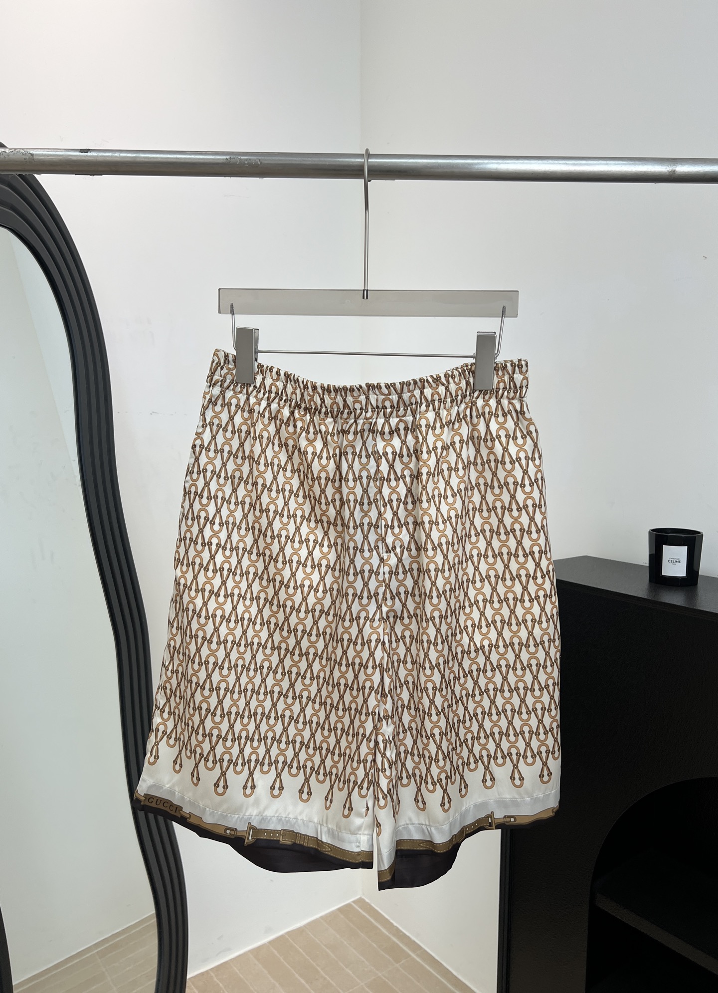 NO:753012,Men's Gucci spring and summer new style, silk printed casual shorts, all-over brand letter equestrian print, mid-length cut, silk fabric is more comfortable, casual fit, size S M L XL,,gucci,shorts,19860909男款Gucci 春夏新款 丝质印花休闲短裤、通体品牌字母马术印花、中长版型剪裁、丝质面料更加舒适、休闲版型 码数S M L XL,,gucci,shorts,,Women's clothing