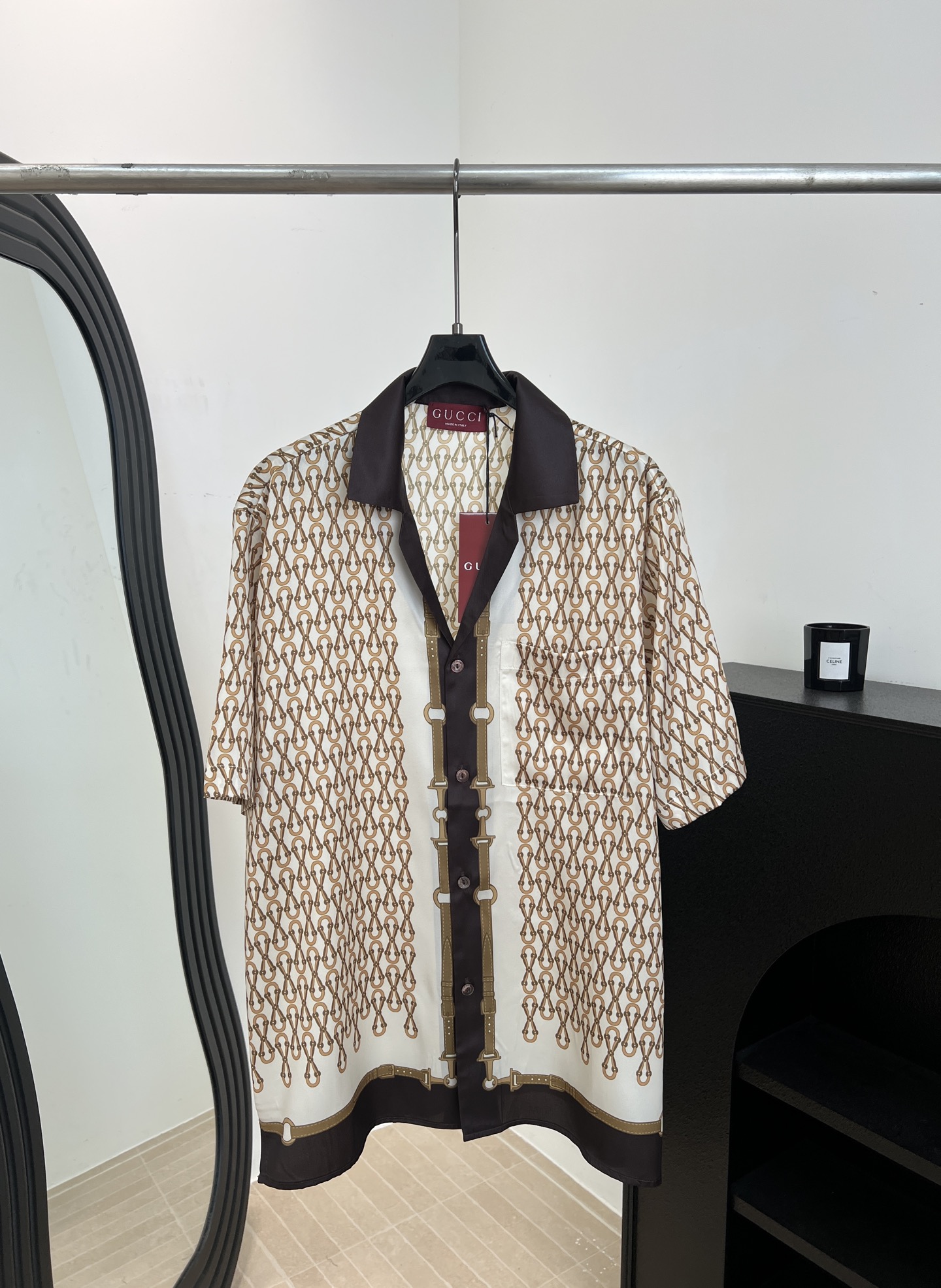 NO:753038,Men's Gucci new spring and summer style silk twill printed casual shirt, customized all-over brand pattern print, notch lapel dropped shoulder design, front chest patch pocket, same color lettering button placket, slightly loose fit, size S M L XL,,gucci,19860909男款Gucci 春夏新款 丝质斜纹印花休闲衬衣、定制满身品牌花纹印花、平驳领落肩设计、前胸贴布口袋、同色系刻字纽扣开开合门襟、微宽松版型 码数S M L XL,,gucci,,Women's clothing