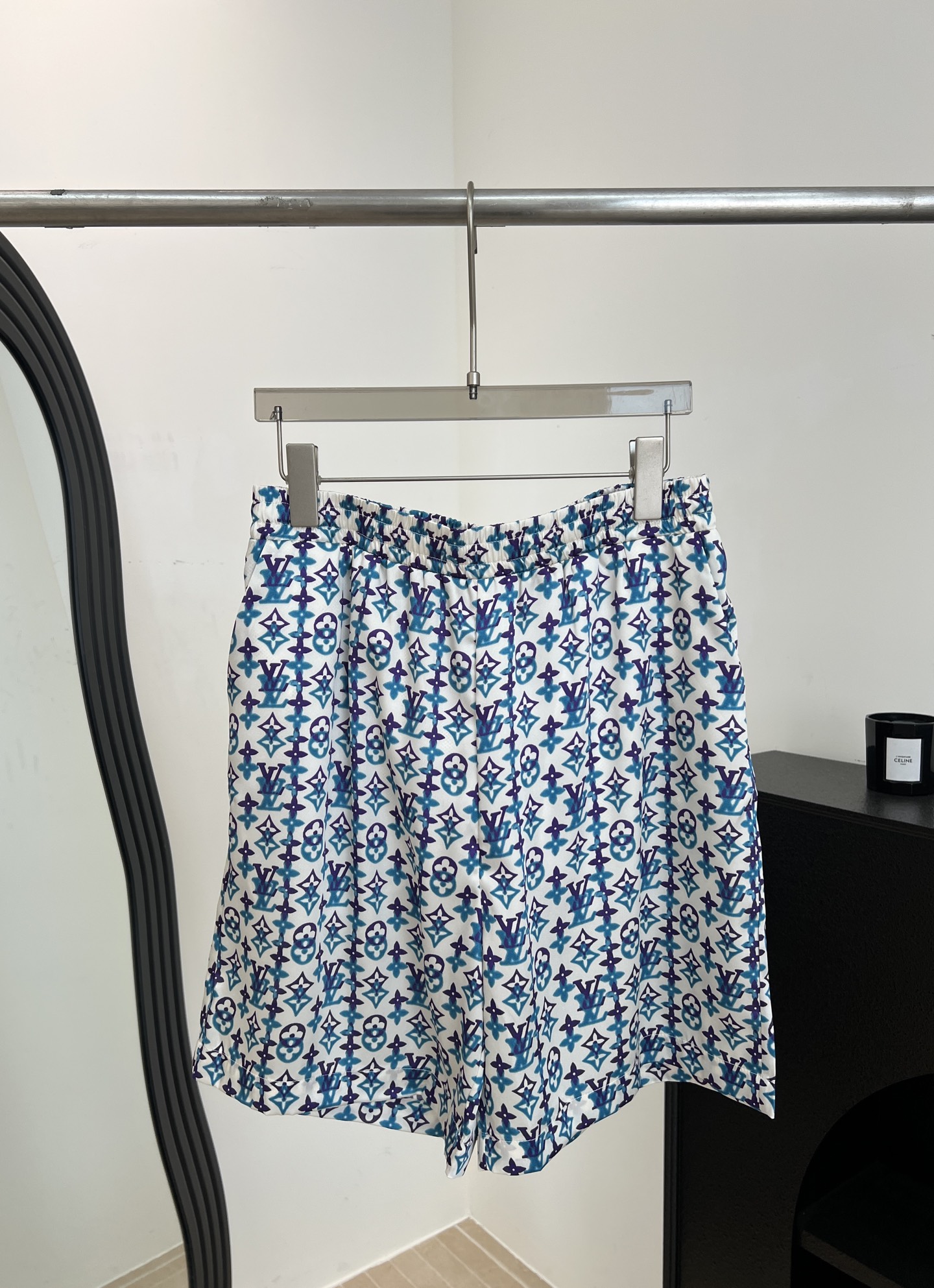 NO:753035,Men's LouisVuitton spring and summer new style silk printed shorts, presbyopic pattern embellishment, bright colors and rich printing to release visual tension, adjustable drawstring waist, casual fit, size S M L XL,,louis vuitton,louis vuitton,shorts,19860909男款LouisVuitton 路易 春夏新款 丝质印花短裤、老花图案点缀、鲜明色调及浓郁印花释放视觉张力、可调节抽绳腰部、休闲版型 码数S M L XL,,louis vuitton,louis vuitton,shorts,,Women's clothing