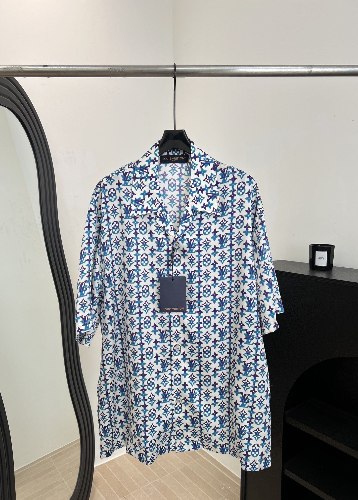 NO:753032,Men's LouisVuitton spring and summer new silk printed short-sleeved shirt, presbyopic pattern embellishment, bright colors and rich printing to release visual tension, with pearlescent effect buttons, casual fit, size S M L XL,, louis vuitton, louis vuitton, shirts, T-shirt,19860909男款LouisVuitton 路易 春夏新款 丝质印花短袖衬衫、老花图案点缀、鲜明色调及浓郁印花释放视觉张力、搭配珠光效果纽扣、休闲版型 码数S M L XL,,louis vuitton,louis vuitton,shirts,T-shirt,,Women's clothing