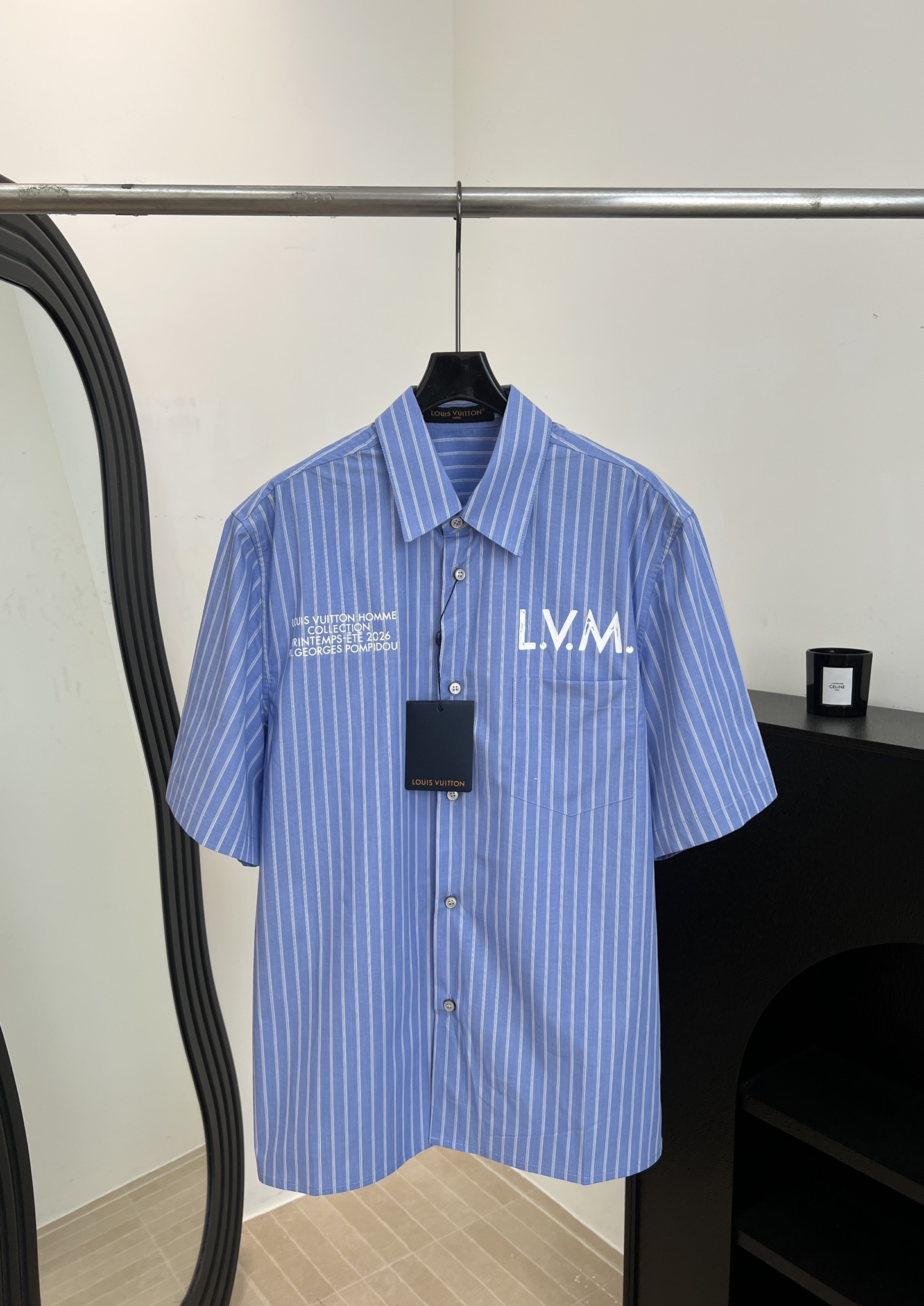 NO:753029,LouisVuitton Louis spring and summer new style jacquard striped short-sleeved shirt, decorated with distinctive jacquard stripes, L.V.M. logo printed on the chest, becoming an eye-catching graphic embellishment, selvedge pockets on the back, casual fit, size S M L XL,, louis vuitton, louis vuitton, shirts, T-shirt,19860909LouisVuitton 路易 春夏新款 提花条纹短袖衬衫、饰以鲜明的提花条纹、胸前印有L.V.M.标识、成为醒目的图形点缀、背部镶边口袋、休闲版型 码数S M L XL,,louis vuitton,louis vuitton,shirts,T-shirt,,Women's clothing