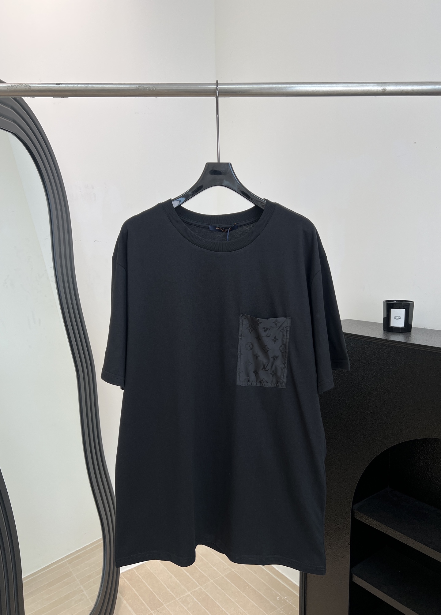 NO:753027,LouisVuitton Louis spring and summer new style solid color pocket round neck short-sleeved T-shirt, cotton fabric, three-dimensional folding pocket on the chest with old flower dark pattern, casual version, size S M L XL,, louis vuitton, louis vuitton, T-shirt,19860909LouisVuitton 路易 春夏新款 纯色口袋圆领短袖T、棉质面料、胸前立体折叠口袋老花暗纹、休闲版型 码数S M L XL,,louis vuitton,louis vuitton,T-shirt,,Women's clothing