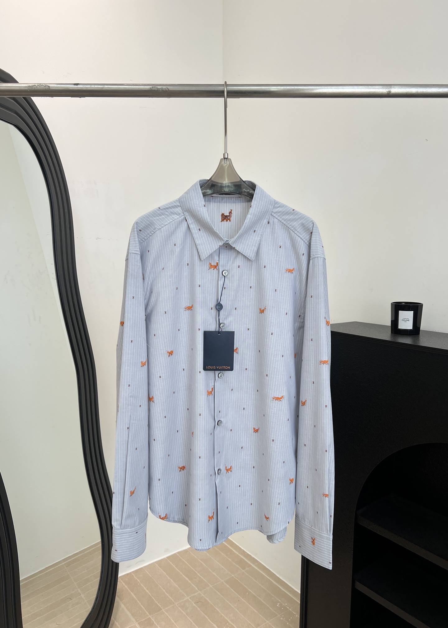 NO:758294,LouisVuitton Louis spring and summer new animal stripe cut-out shirt, long-sleeved cotton shirt, light-colored striped jacquard, embellished with jumping thread-cut fox and mini L logo, pearlescent effect buttons, casual fit size S M L XL,, louis vuitton, louis vuitton, shirts,19860909LouisVuitton 路易 春夏新款 动物条纹剪花衬衫、长袖棉质衬衫的浅色条纹提花上、点缀着跳跃的剪线狐狸和迷你L标识、珠光效果的纽扣、休闲版型 码数S M L XL,,louis vuitton,louis vuitton,shirts,,Women's clothing