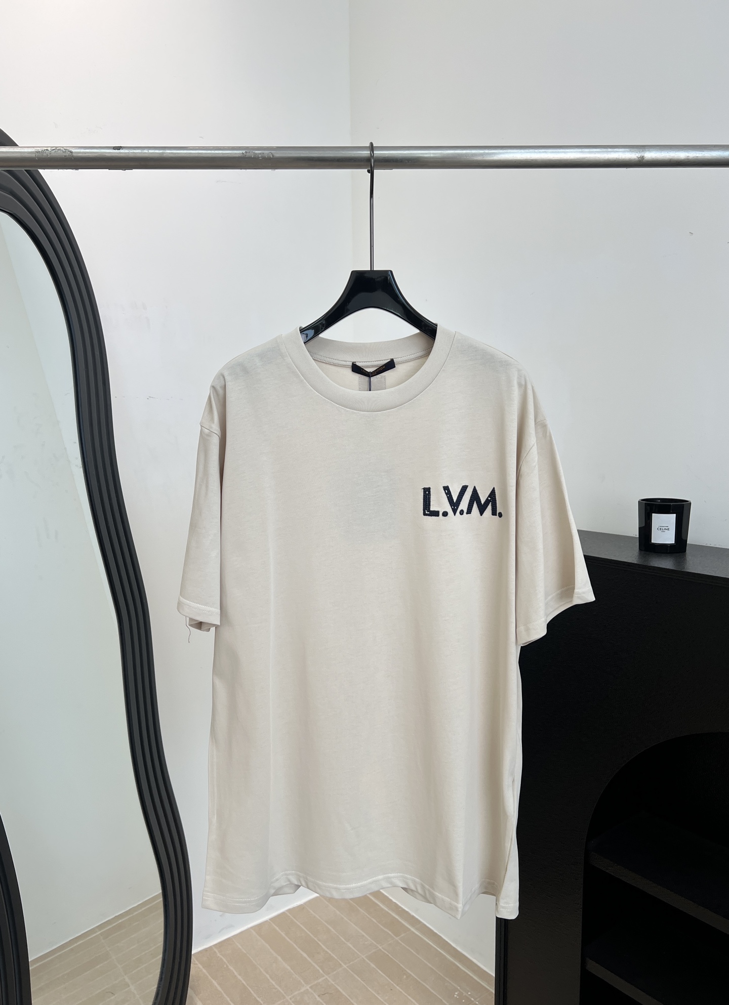 NO:758288,LouisVuitton Louis spring and summer new style embroidered logo short-sleeved T-shirt, cotton fabric, L.V.M. letters release tension on the chest, embroidery subtle embellishment on the back hem, leather patches under the collar, casual fit size S M L XL,,louis vuitton,louis vuitton,T-shirt,tees,t-shirt,19860909LouisVuitton 路易 春夏新款 刺绣标识短袖T恤、棉质面料、L.V.M.字母在胸前释放张力、刺绣含蓄点缀背后下摆、皮革贴饰栖身衣领下方、休闲版型 码数S M L XL,,louis vuitton,louis vuitton,T-shirt,tees，t-shirt,,Women's clothing