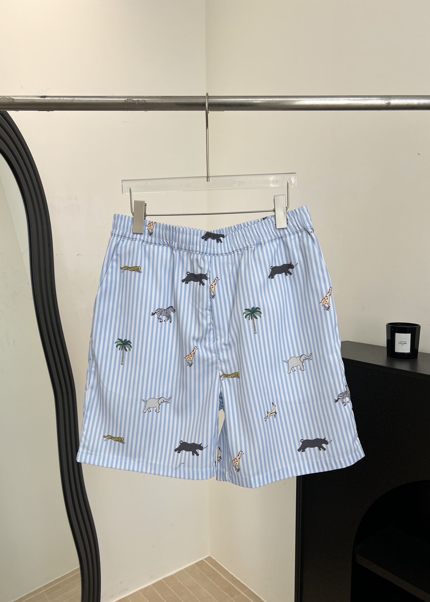 NO:759756,Men's LouisVuitton Louis spring and summer new animal print striped shorts, all-over nostalgic embroidery celebrates the art of travel, the back pocket is low-key embroidered with LouisVuiton Paris words, built-in drawstring waist design, casual fit, size S M L XL,,louis vuitton,louis vuitton,shorts,19860909男款LouisVuitton 路易 春夏新款 动物印花条纹短裤、满幅怀旧风刺绣颂扬旅行艺术,后袋处则低调绣有LouisVuiton Paris 字样、内置抽绳腰身设计、休闲版型 码数S M L XL,,louis vuitton,louis vuitton,shorts,,Women's clothing