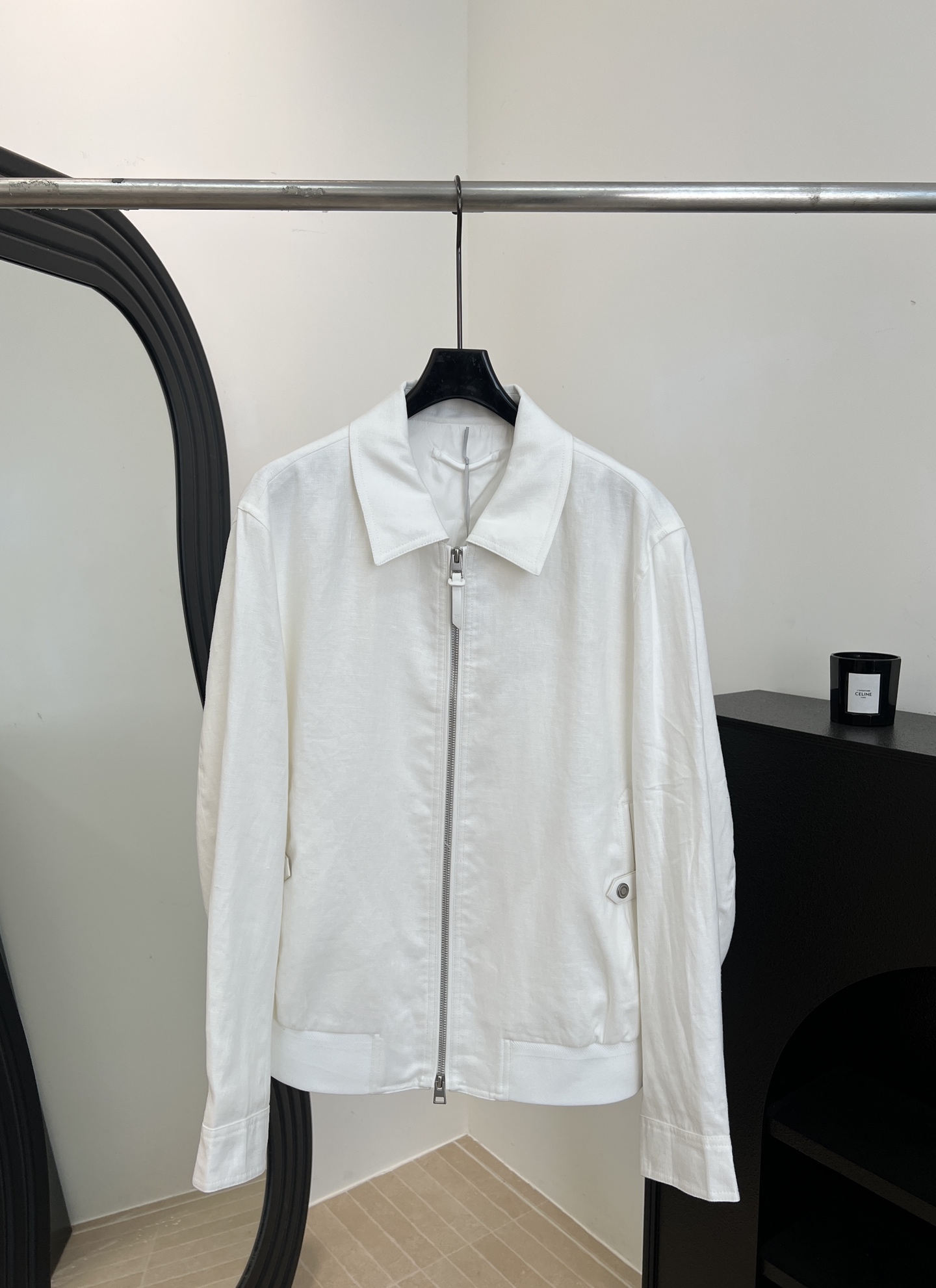 NO:758283,Men's TOM FORD TF spring and summer new linen lapel jacket, the outer fabric is linen, natural fiber, which gives it light breathability, moisture absorption and sweat-wicking properties. The placket and pocket selvage are all designed with smooth leather. The pocket leather tabs and back collar leather are supplemented by hand-painted edges. Casual fit. Size S M L XLXXL,, tom ford, tom ford, jackets & coats,19860909男款TOM FORD TF 春夏新款 亚麻翻领夹克、外层面料亚麻、天然纤维赋予轻盈透气、吸湿排汗的特性、门襟、口袋织边均采用顺色皮革设计,口袋皮袢、后领拼皮辅以手工油边、休闲版型 码数S M L XLXXL,,tom ford,tom ford,jackets & coats,,Women's clothing