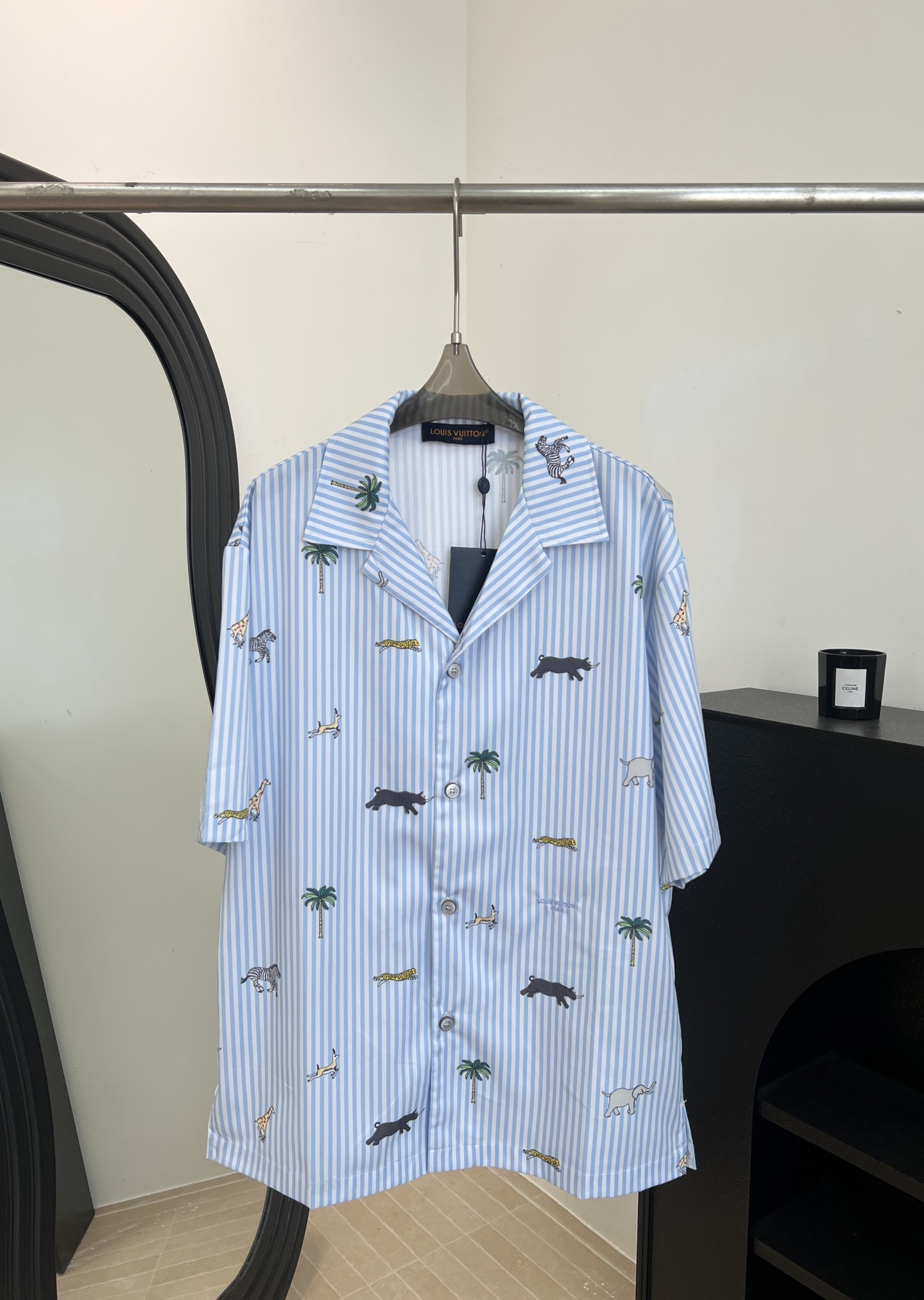 NO:759752,LouisVuitton Louis' new spring and summer animal print short-sleeved shirt, all-over nostalgic prints of animals and plants celebrate the art of travel, the left side of the front is low-key embroidered with Louis Vuitton Paris words, shell-effect button closure, casual fit, unisex size S M L XL,, louis vuitton, louis vuitton, shirts, T-shirt,19860909LouisVuitton 路易 春夏新款 动物印花短袖衬衫、满幅动植物怀旧风印花颂扬旅行艺术,前身左侧则低调 绣有 Louis Vuitton Paris 字样、贝壳效果纽扣开合、休闲版型,男女同款 码数S M L XL,,louis vuitton,louis vuitton,shirts,T-shirt,,Women's clothing