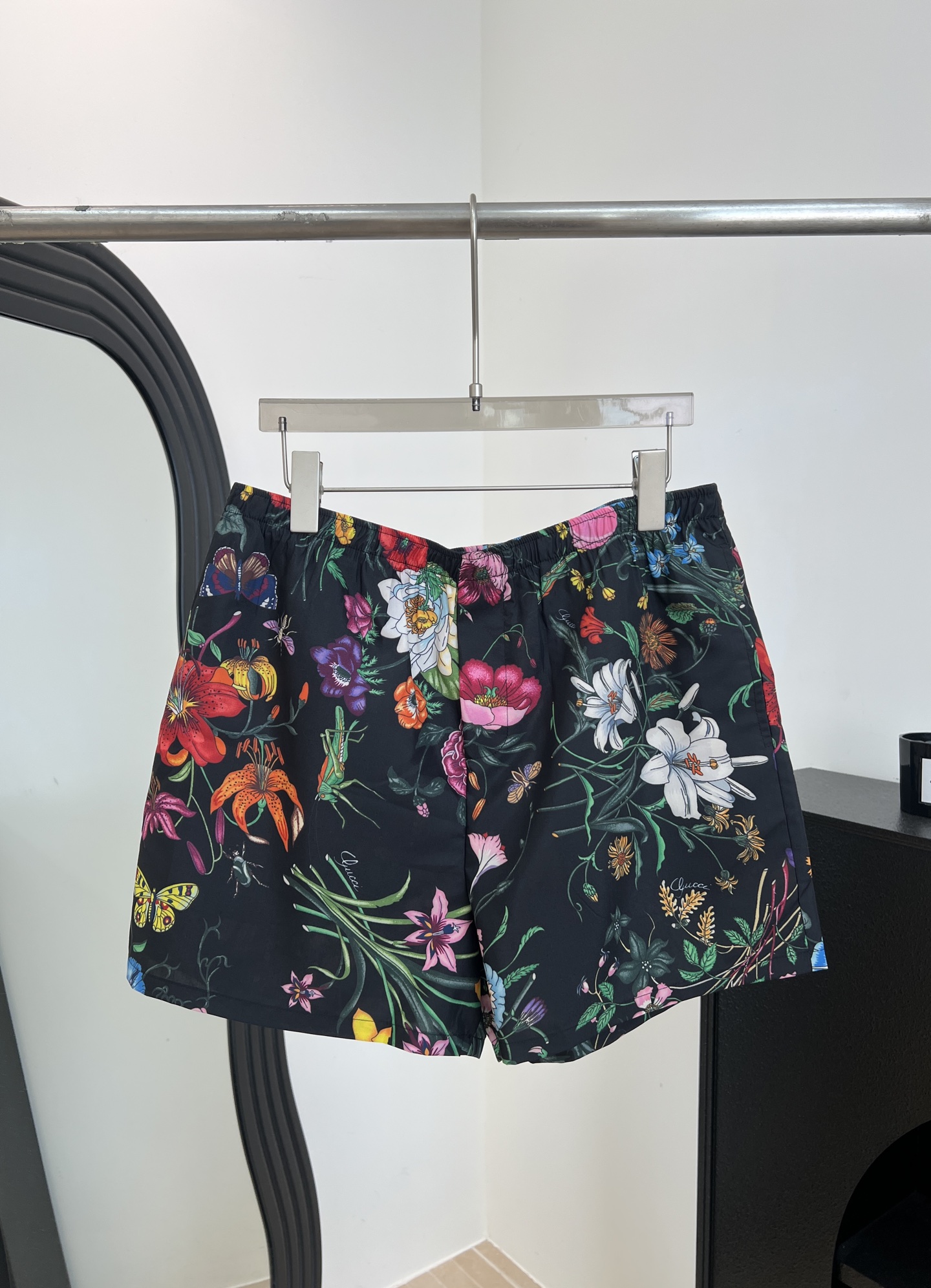 NO:759746,Men's Gucci spring and summer new style floral print shorts, black bottom with colorful flower and insect patterns, silky light fabric, elastic waist design, casual fit, size S M L XL,,gucci,shorts,19860909男款Gucci 春夏新款 花卉印花短裤、黑色底配多彩花卉和昆虫图案、丝质轻薄面料、松紧腰设计、休闲版型 码数S M L XL,,gucci,shorts,,Women's clothing