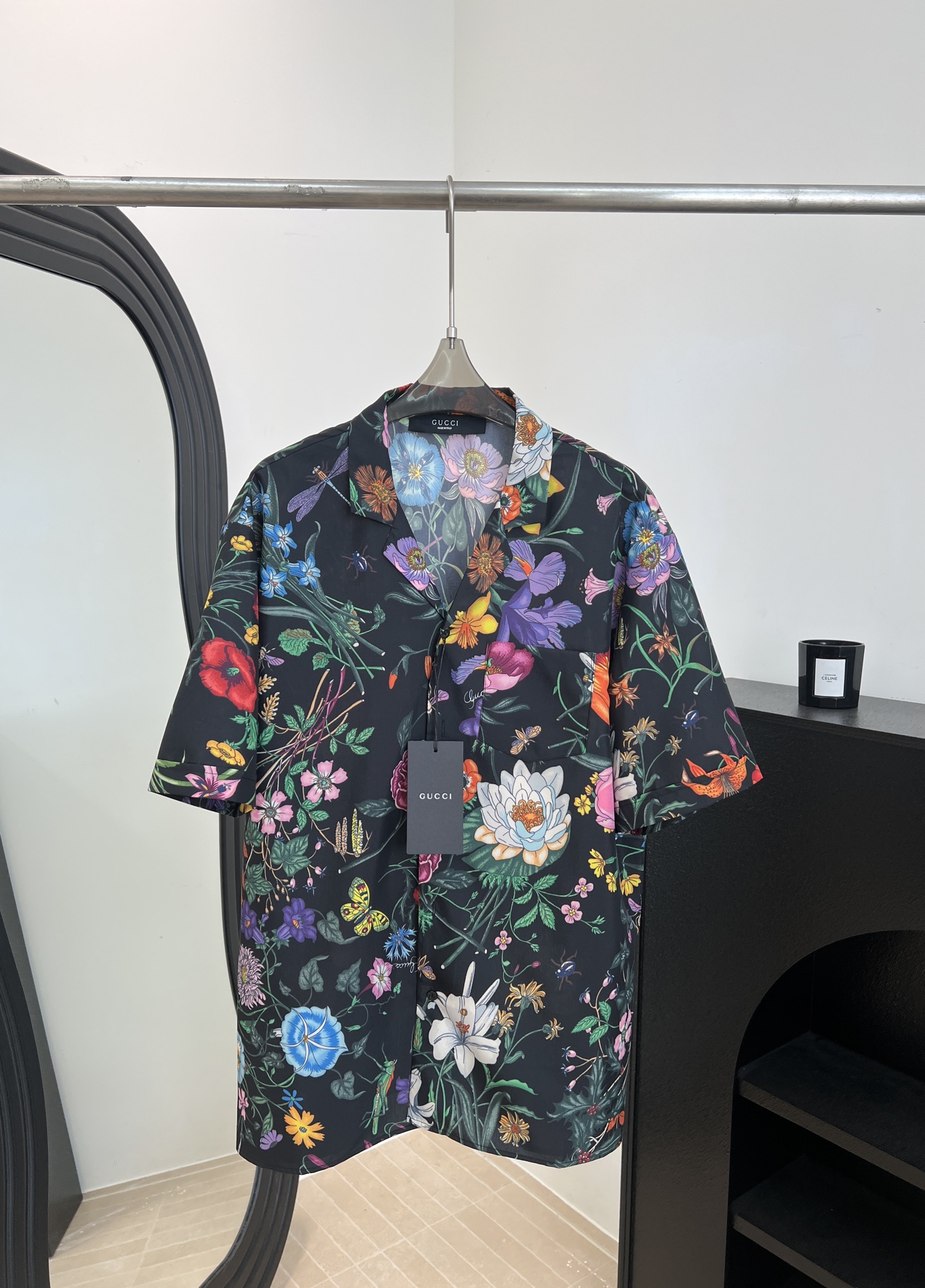 NO:759739,Gucci spring and summer new style floral print short-sleeved shirt, black base with colorful flower and insect patterns, full of artistic sense, silky light fabric, casual fit, size S M L XL,,gucci,shirts,T-shirt,19860909Gucci 春夏新款 花卉印花短袖衬衫、黑色底配多彩花卉和昆虫图案、艺术感满满、丝质轻薄面料、休闲版型 码数S M L XL,,gucci,shirts,T-shirt,,Women's clothing