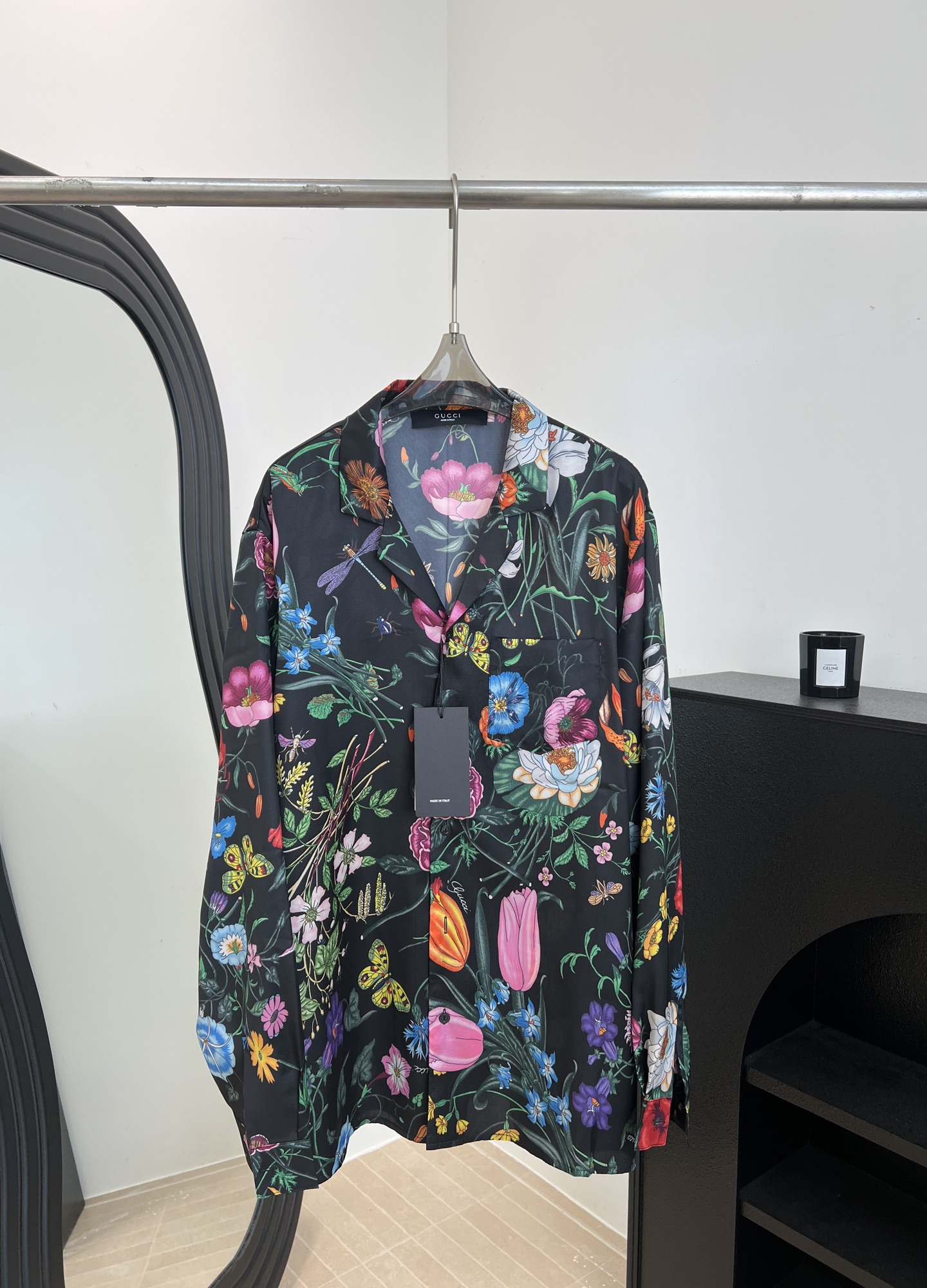NO:759732,Gucci spring and summer new style floral print long-sleeved shirt, black base with colorful flower and insect patterns, full of artistic sense, silky light fabric, casual fit, same size for men and women, size S M L XL,,gucci,shirts,19860909Gucci 春夏新款 花卉印花长袖衬衫、黑色底配多彩花卉和昆虫图案、艺术感满满、丝质轻薄面料、休闲版型,男女同款 码数S M L XL,,gucci,shirts,,Women's clothing