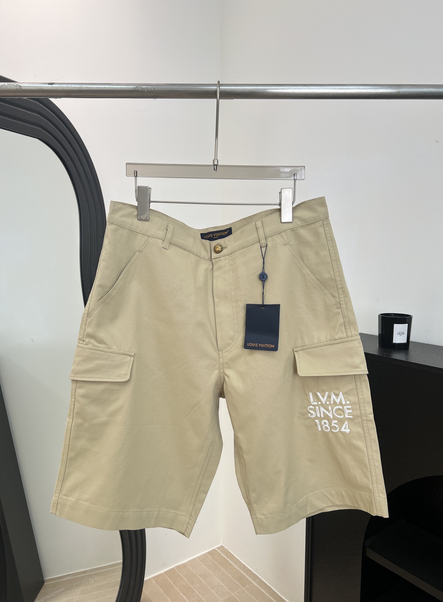 NO:761422,Men's LouisVuitton spring and summer new cotton casual cargo shorts, made of classic khaki cotton material, soft and slightly textured, elastic back waist design to ensure comfortable wearing, LV Alphabet embroidered logo on the left leg, side pockets, leg flap pockets, rear welt pockets, size S M L XL,,louis vuitton,louis vuitton,louis vuitton,loro piana,shorts,19860909男款LouisVuitton 路易 春夏新款 棉质休闲工装短裤、采用经典卡其棉材质、质地柔软略带纹理、后腰弹性设计确保穿着舒适、左裤腿处饰有LV Alphabet 刺绣标识镶边侧袋、裤腿翻盖口袋、后嵌线袋 码数S M L XL,,louis vuitton,louis vuitton,louis vuitton,loro piana,shorts,,Women's clothing
