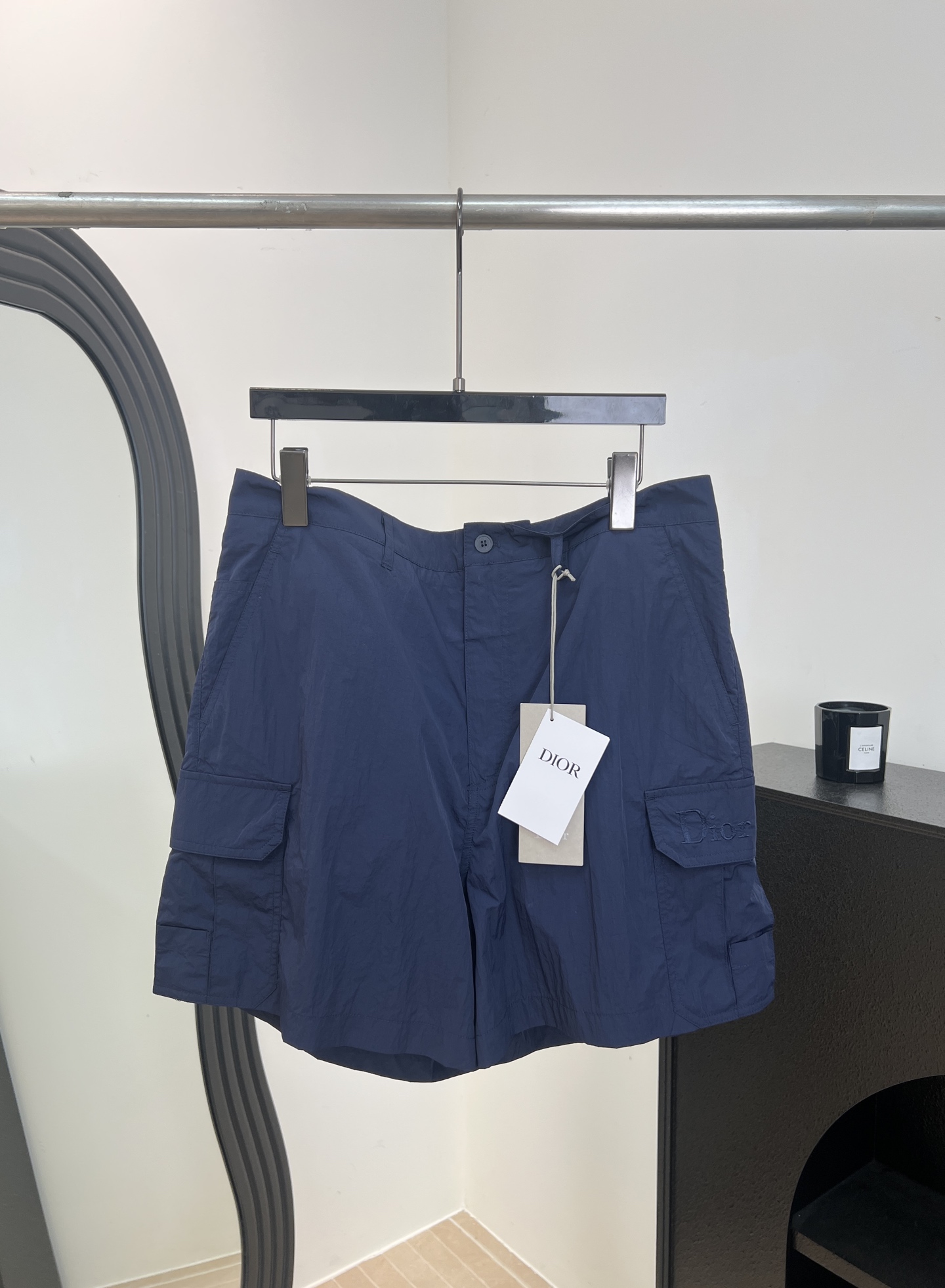 NO:761418,Men's Dior spring and summer style straight work casual shorts, made of navy blue technical fabric, work silhouette with tone-on-tone Dior embroidery, regular fit, work pockets with flap, Dior leather logo belt loops, zipper and button closure side flap pockets, rear zip pockets side slit pockets Size S M L XL,, dior, shorts,19860909男款Dior 春夏新款 直筒工装休闲短裤、采用海军蓝色科技面料、工装廓形搭配同色调 Dior刺绣、常规版型,工装口袋搭配翻盖、Dior皮革标牌腰带环、拉链和纽扣开合侧面翻盖口袋、后侧拉链口袋侧面开缝口袋 码数S M L XL,,dior,shorts,,Women's clothing