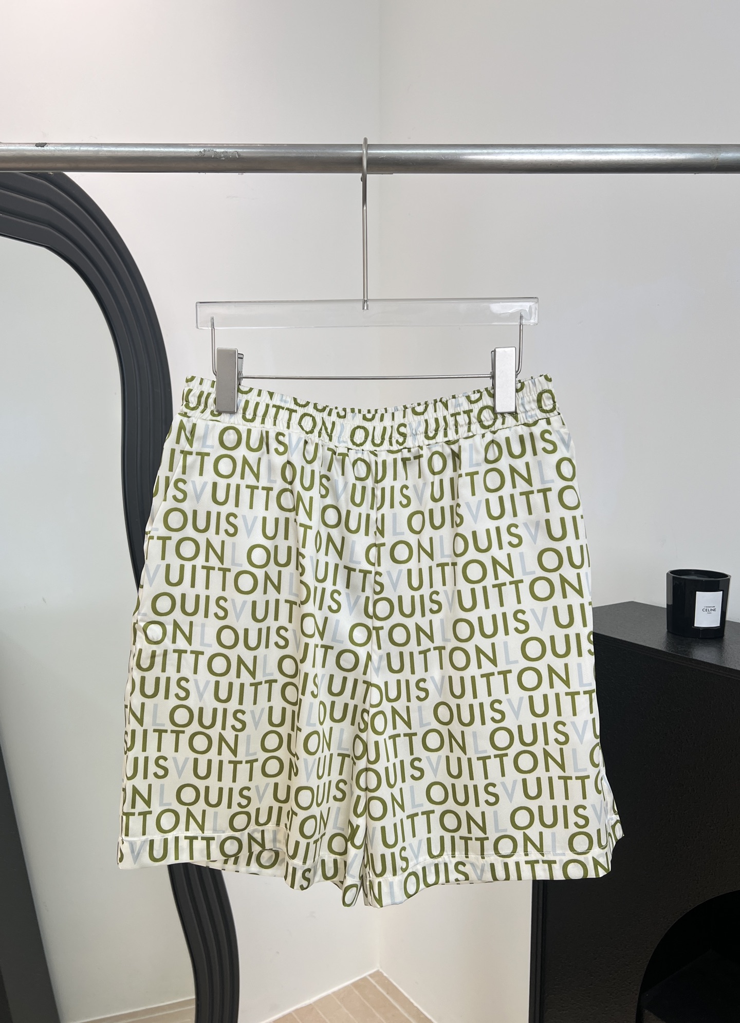 NO:761413,Men's LouisVuitton Louis Vuitton spring and summer new style silk printed casual shorts, LVMaze print all over the 2026 spring and summer show, using the Indian hand-painted billboards of the season as a source of inspiration, giving the Louis Vuitton logo a new style, elastic elastic waistband, adjustable drawstring, Italian pocket trim back pocket, casual fit Size S M L XL,, louis vuitton, louis vuitton, louis  vuitton,shorts,19860909男款LouisVuitton 路易 春夏新款 丝质印花休闲短裤、满身2026春夏秀场的LVMaze印花、以当季印度手绘广告牌作为灵感之源、赋予路易威登标识崭新格调、弹力松紧带腰部、配有可调节抽绳、意式口袋镶边后袋、休闲版型 码数S M L XL,,louis vuitton,louis vuitton,louis vuitton,shorts,,Women's clothing