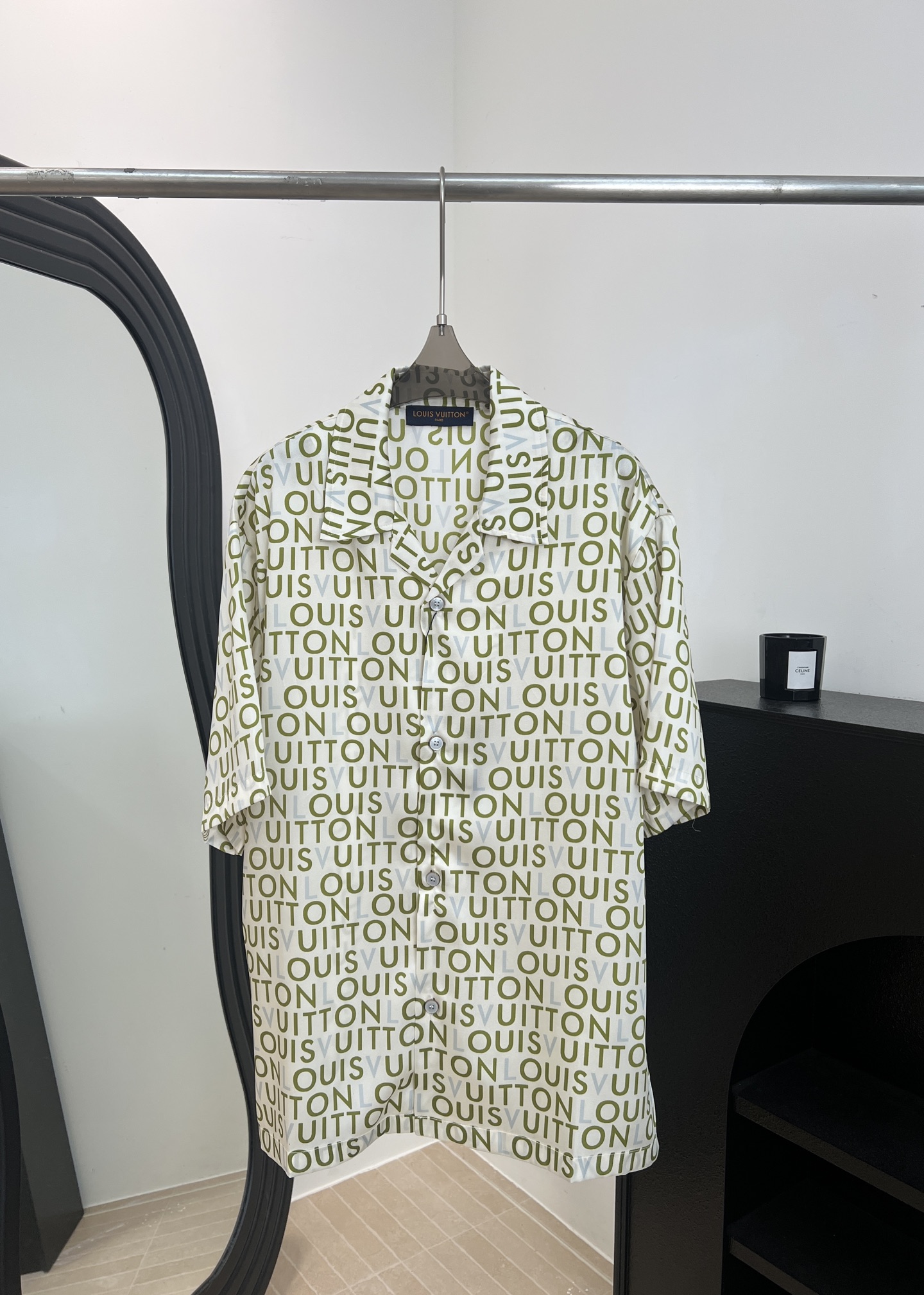 NO:761409,LouisVuitton Louis Vuitton spring and summer new style lapel printed short-sleeved shirt, LVMaze print laying out the 2026 spring and summer show, using the Indian hand-painted billboards of the season as a source of inspiration, giving the Louis Vuitton logo a new style, pearlescent button front, casual fit, size S M L XL,, louis vuitton, louis vuitton, louis vuitton, T-shirt,19860909LouisVuitton 路易 春夏新款 翻领印花短袖衬衣、铺陈2026春夏秀场的LVMaze印花、以当季印度手绘广告牌作为灵感之源、赋予路易威登标识崭新格调、珠光纽扣前襟、休闲版型 码数S M L XL,,louis vuitton,louis vuitton,louis vuitton,T-shirt,,Women's clothing