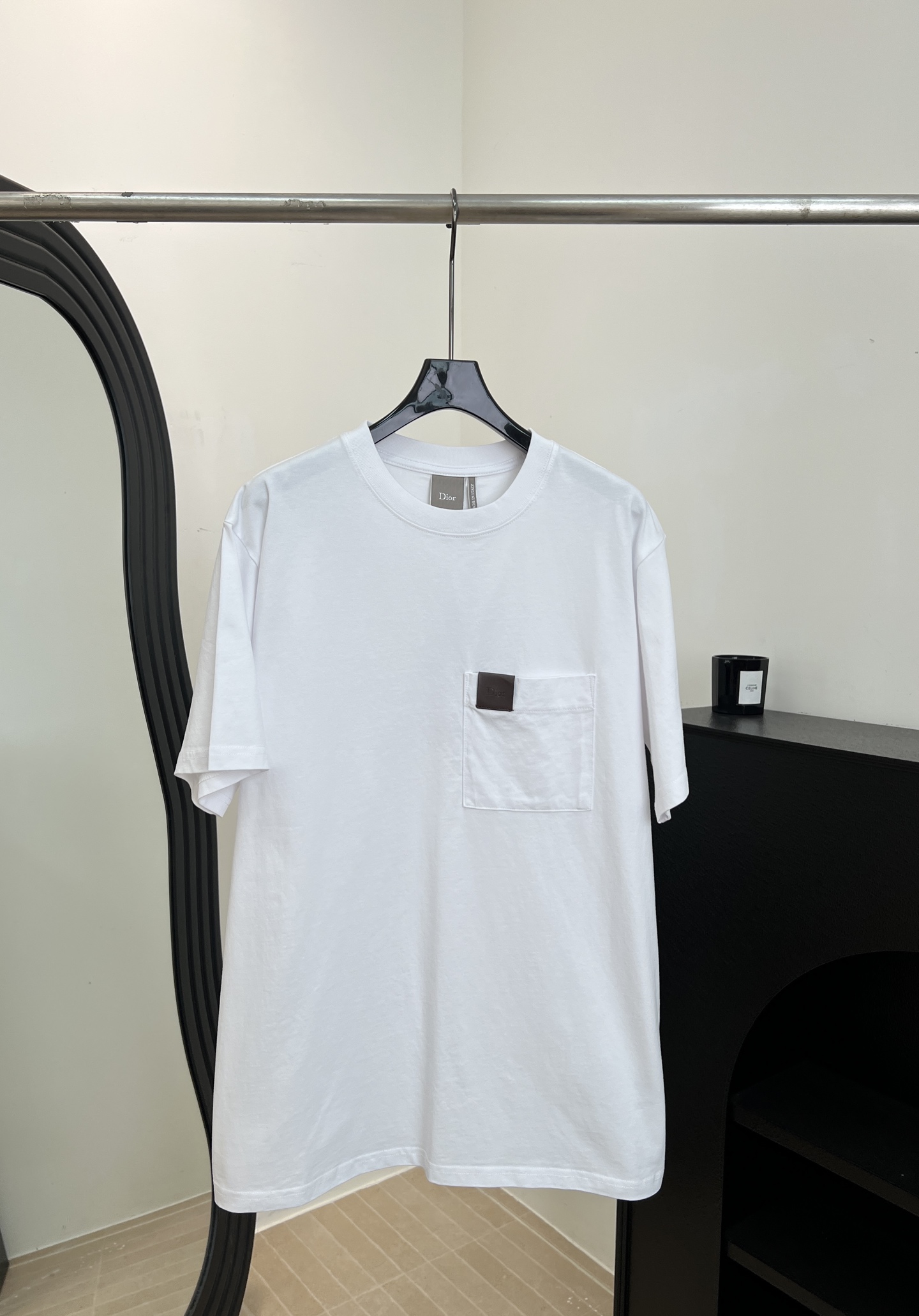 NO:806843,Dior spring and summer new style pure cotton round neck short-sleeved T-shirt with pocket leather label, distressed fabric with fried color process, patch pocket decoration on the chest, leather label decoration on the pocket, casual version, same style for men and women, size SMLXL,, dior, T-shirt, tees, t-shirt,19860909Dior 春夏新款 口袋皮标纯棉圆领短袖T恤、面料炒色工艺做旧处理、胸前设置贴袋装饰,袋口镶嵌皮革标饰、休闲版型、男女同款 码数SMLXL,,dior,T-shirt,tees，t-shirt,,Women's clothing