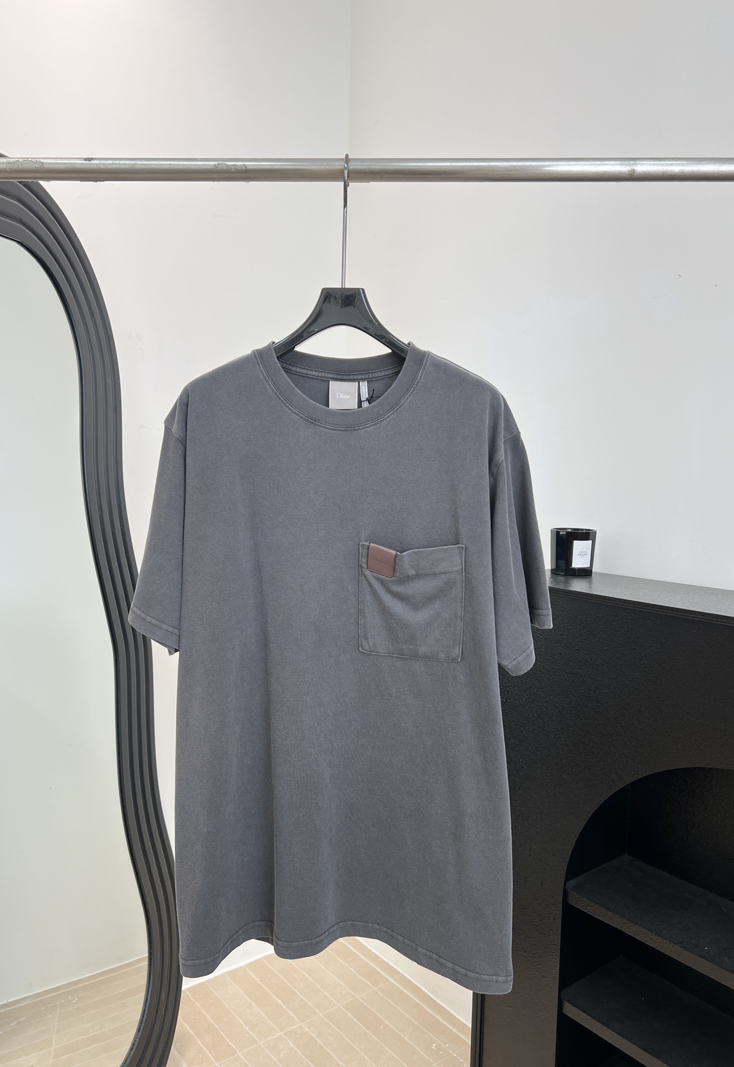 NO:839183,Dior spring and summer new style pure cotton round neck short-sleeved T-shirt with pocket leather label, distressed fabric with fried color process, patch pocket decoration on the chest, leather label decoration on the pocket, casual version, same style for men and women, size SMLXL,, dior, T-shirt, tees, t-shirt,19860909Dior 春夏新款 口袋皮标纯棉圆领短袖T恤、面料炒色工艺做旧处理、胸前设置贴袋装饰,袋口镶嵌皮革标饰、休闲版型、男女同款 码数SMLXL,,dior,T-shirt,tees，t-shirt,,Women's clothing