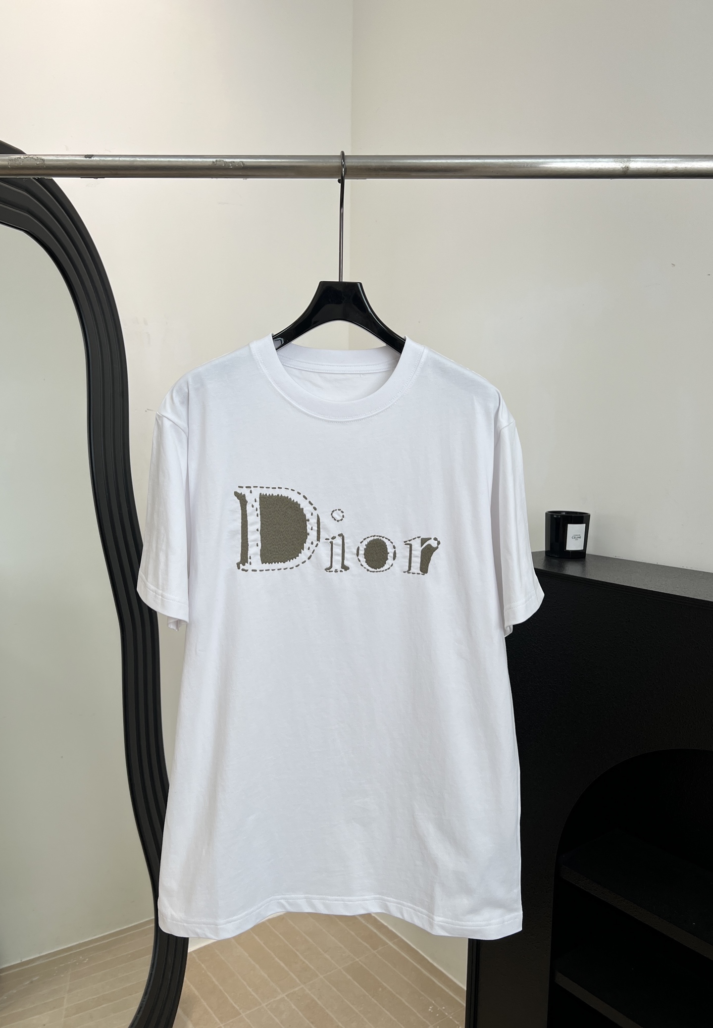 NO:806840,Dior's new spring and summer short-sleeved T-shirt with embroidered logo, made of cotton fabric, with khaki embroidery thread to outline the brand letters, the main body of the letters is filled with full satin embroidery, casual fit, same size for men and women, size SMLXL,, dior, T-shirt, tees, t-shirt,19860909Dior 春夏新款 刺绣标识短袖T恤、采用棉面料、以卡其色绣线勾勒出品牌字母、字母主体采用饱满的缎面绣填充、休闲版型、男女同款 码数SMLXL,,dior,T-shirt,tees，t-shirt,,Women's clothing