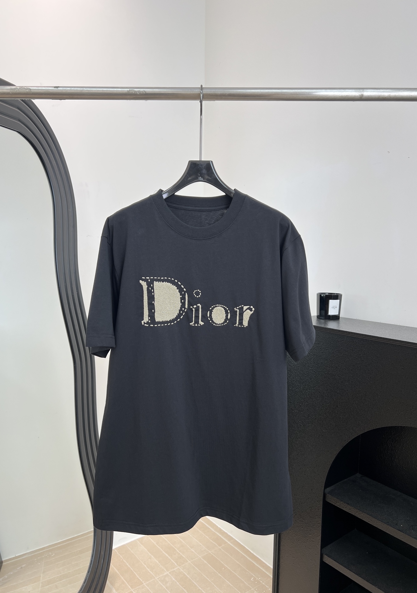 NO:839187,Dior's new spring and summer short-sleeved T-shirt with embroidered logo, made of cotton fabric, with khaki embroidery thread to outline the brand letters, the main body of the letters is filled with full satin embroidery, casual fit, same size for men and women, size SMLXL,, dior, T-shirt, tees, t-shirt,19860909Dior 春夏新款 刺绣标识短袖T恤、采用棉面料、以卡其色绣线勾勒出品牌字母、字母主体采用饱满的缎面绣填充、休闲版型、男女同款 码数SMLXL,,dior,T-shirt,tees，t-shirt,,Women's clothing