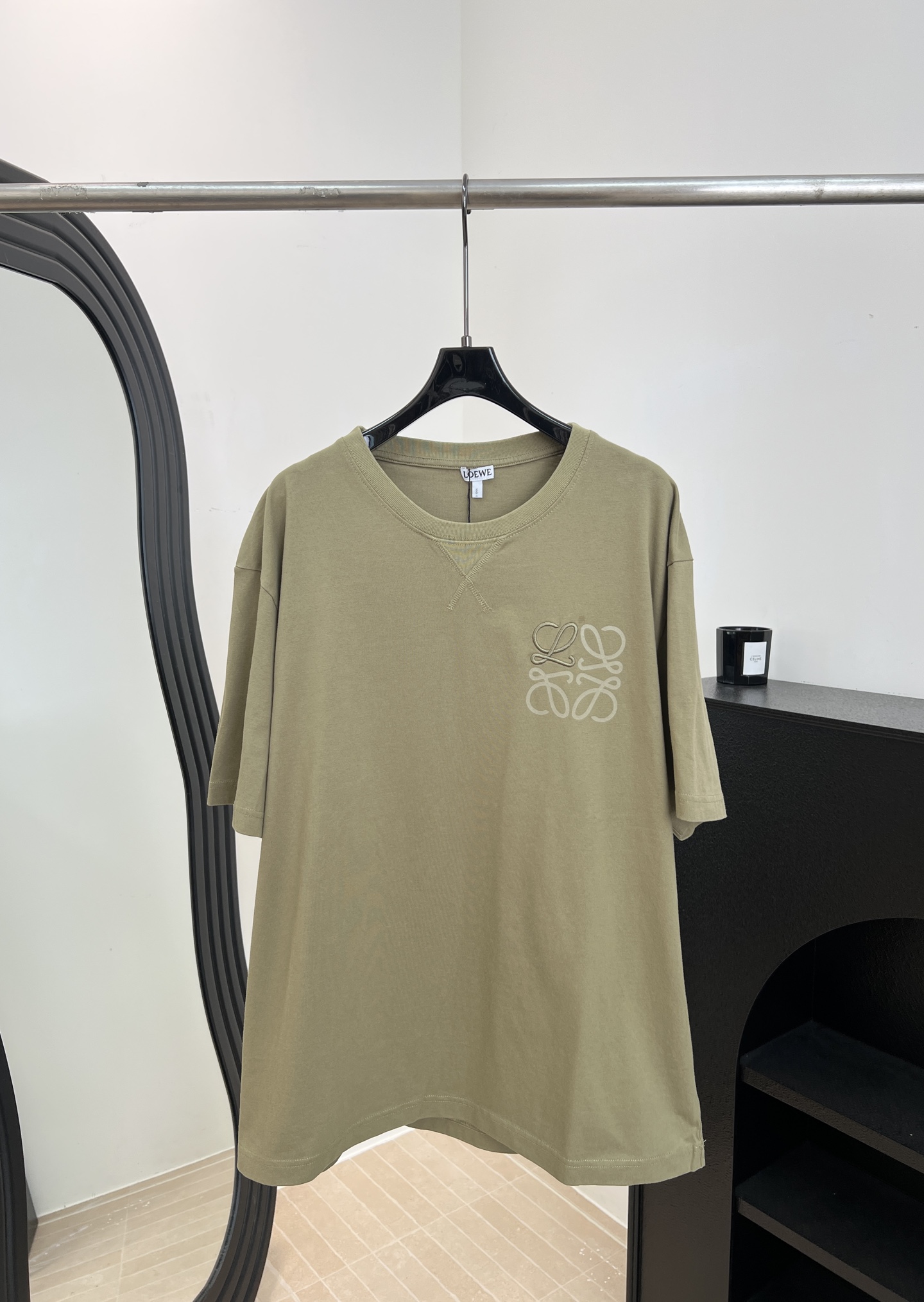 NO:806866,Loewe spring and summer new style embroidered round neck short-sleeved T-shirt, made of cotton fabric, the ready-made garment is treated with a slight color frying and washing process, the neckline is reinforced with19860909Loewe 春夏新款 刺绣圆领短袖T、采用 棉面料、成衣经轻微炒色洗水工艺处理、领口处采用X型打枣加固工艺、左胸区域以平绣工艺立体呈现品牌标识、休闲版型、男女同款 码数S M L XL,,loewe,T-shirt,,Women's clothing