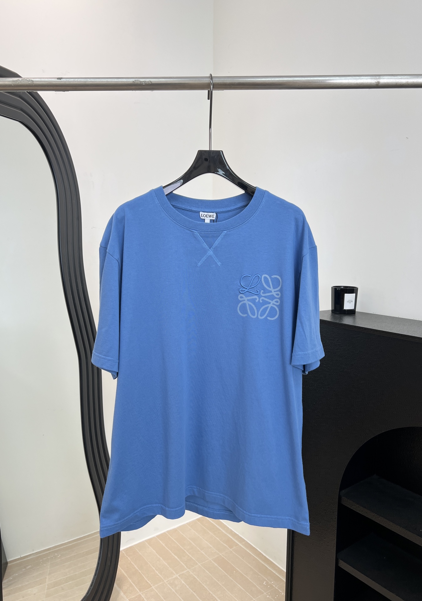 NO:839190,Loewe spring and summer new style embroidered round neck short-sleeved T-shirt, made of cotton fabric, the ready-made garment is treated with a slight color frying and washing process, the neckline is reinforced with19860909Loewe 春夏新款 刺绣圆领短袖T、采用 棉面料、成衣经轻微炒色洗水工艺处理、领口处采用X型打枣加固工艺、左胸区域以平绣工艺立体呈现品牌标识、休闲版型、男女同款 码数S M L XL,,loewe,T-shirt,,Women's clothing