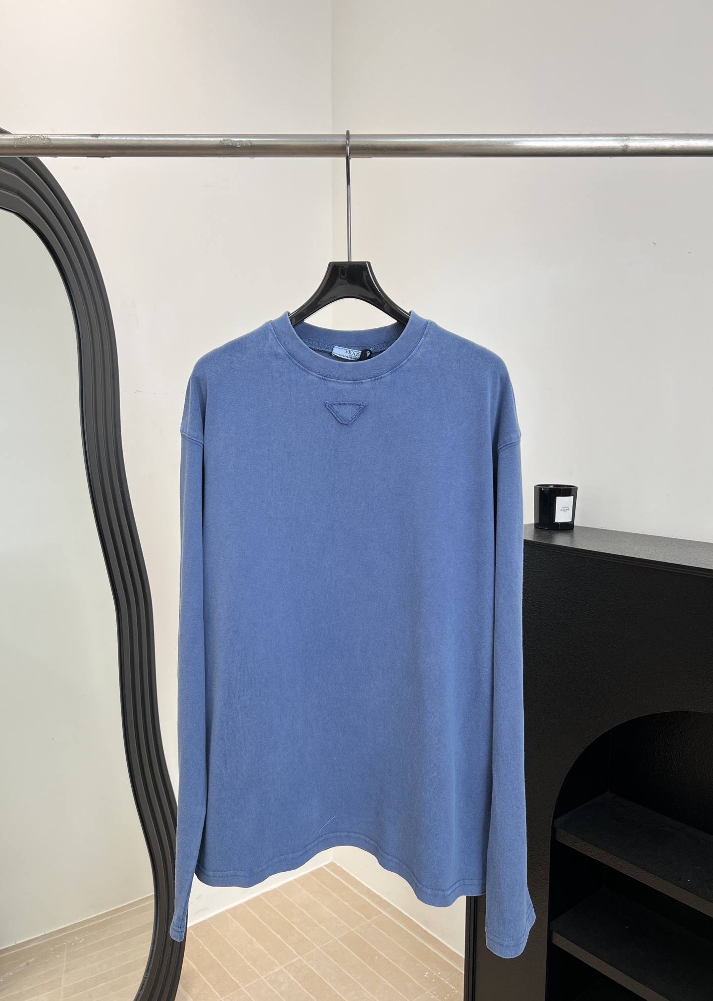 NO:806863,Prada spring and summer new style triangle patch round neck long-sleeved T-shirt, made of cotton fabric, giving the indigo color a natural sunburst dyeing effect, classic dropped shoulder sleeves with ribbed round neck, casual fit, same size for men and women, size S M L XL,, prada, tees, t-shirt,19860909Prada 春夏新款 三角贴饰圆领长袖T恤、采用棉面料、使靛蓝色泽呈现自然的做|日晕染效果、经典落肩袖型搭配罗纹圆领、休闲版型、男女同款 码数S M L XL,,prada,tees，t-shirt,,Women's clothing